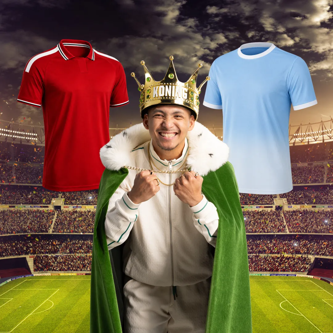 Man met koningskroon en groene cape tussen rood en blauw voetbalshirt in stadion
