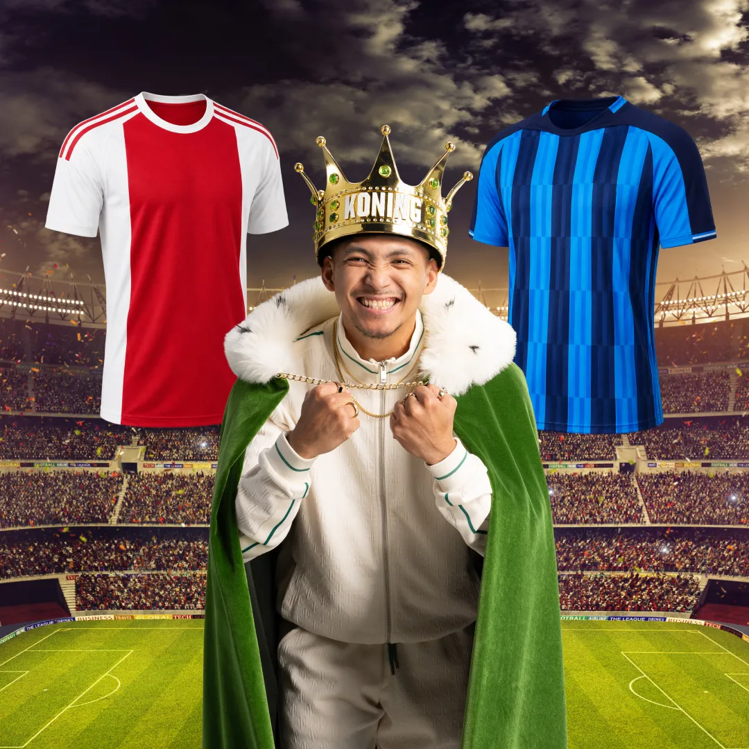 Man met kroon en koningsmantel tussen roodwitte en blauwgestreepte voetbalshirts in stadion