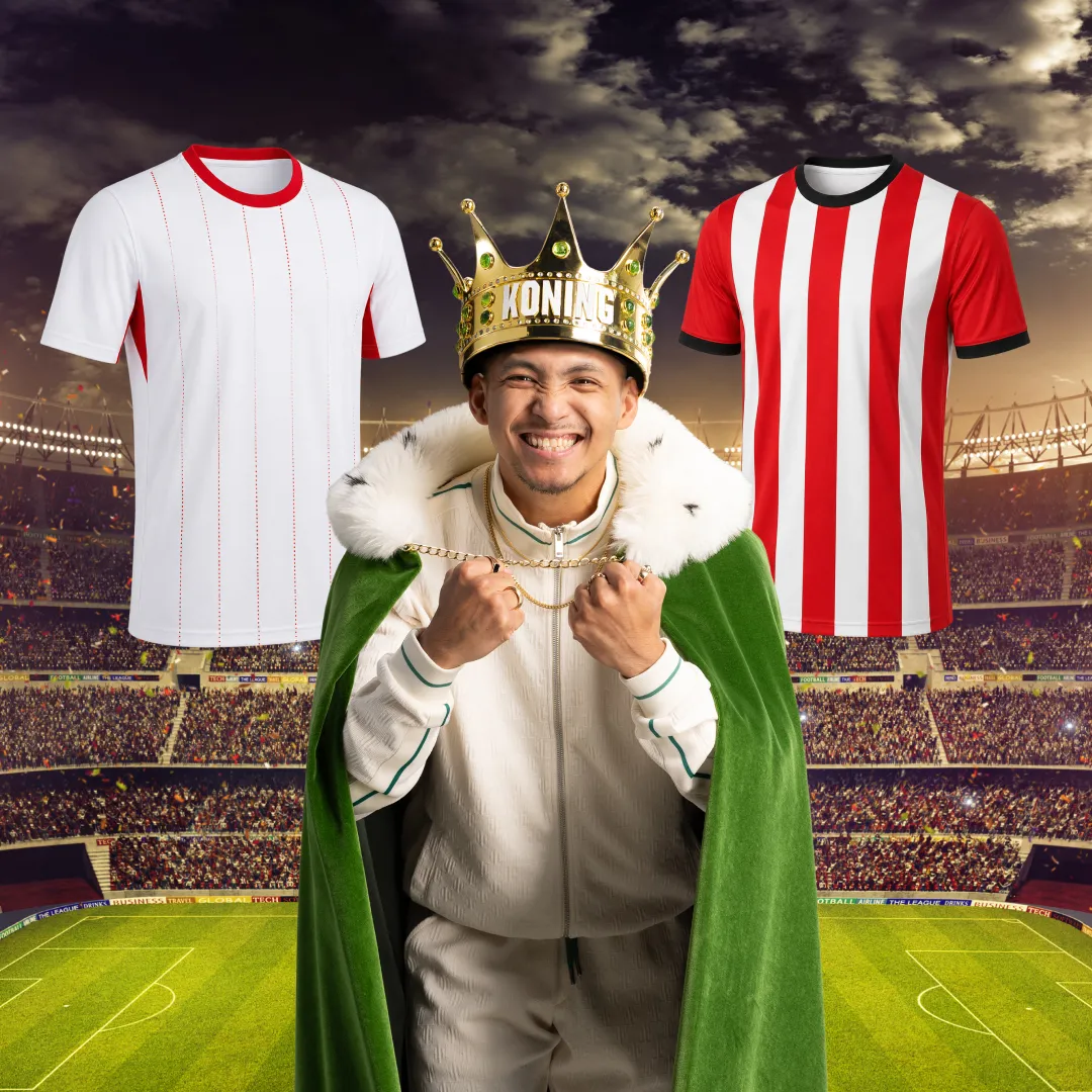 Man met koningskroon en groene mantel tussen twee voetbalshirts in stadion