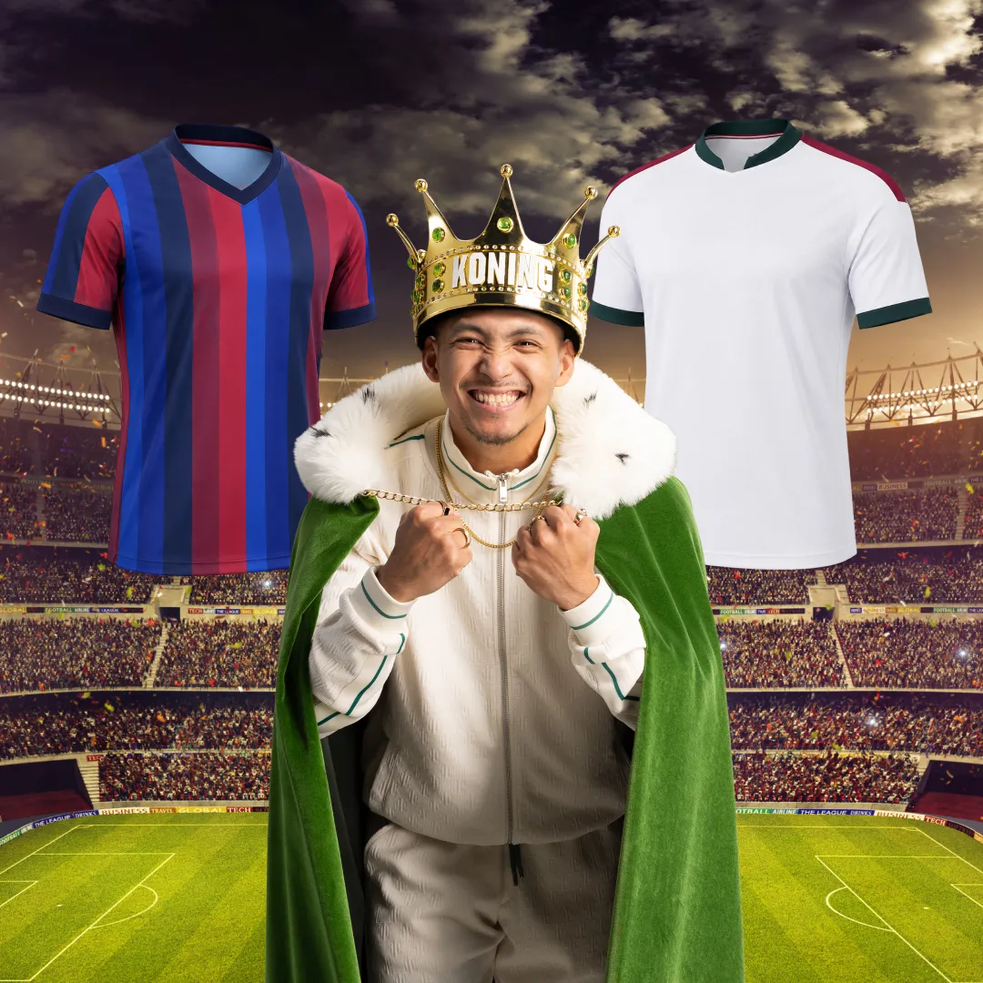 Man met kroon en cape tussen twee voetbalshirts in een stadion