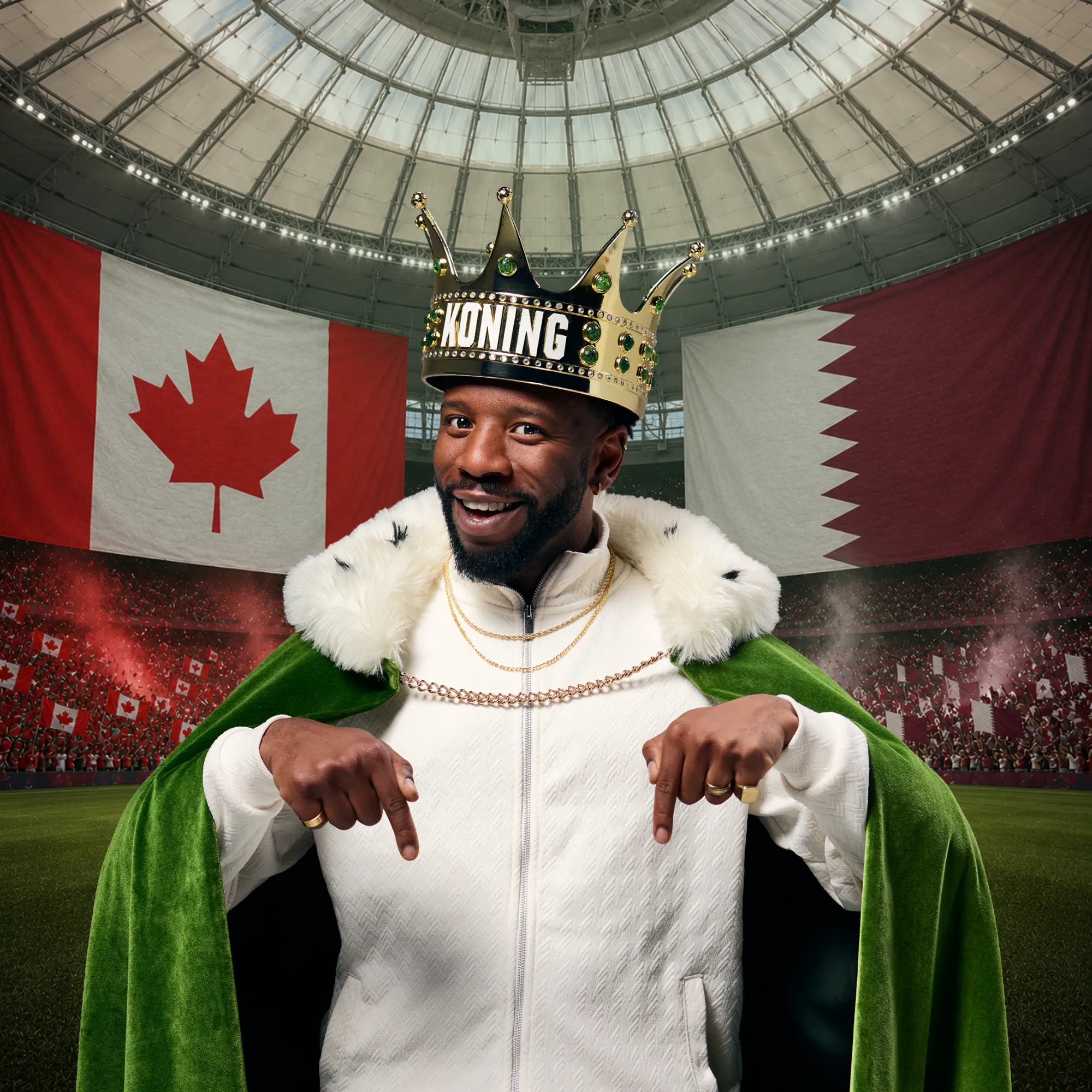 Man met koningskroon en groene mantel wijst naar beneden in stadion met Canadese en Qatarese vlag