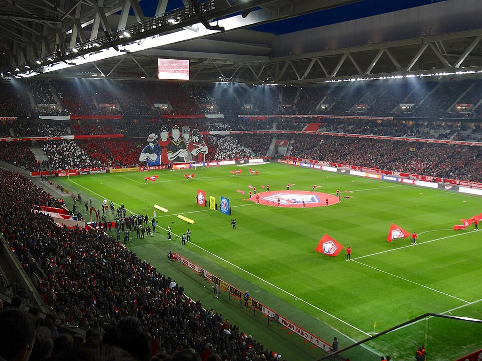 Vol stadion met indrukwekkend doek en rode vlaggen tijdens een wedstrijd van Lille OSC in het Stade Pierre-Mauroy