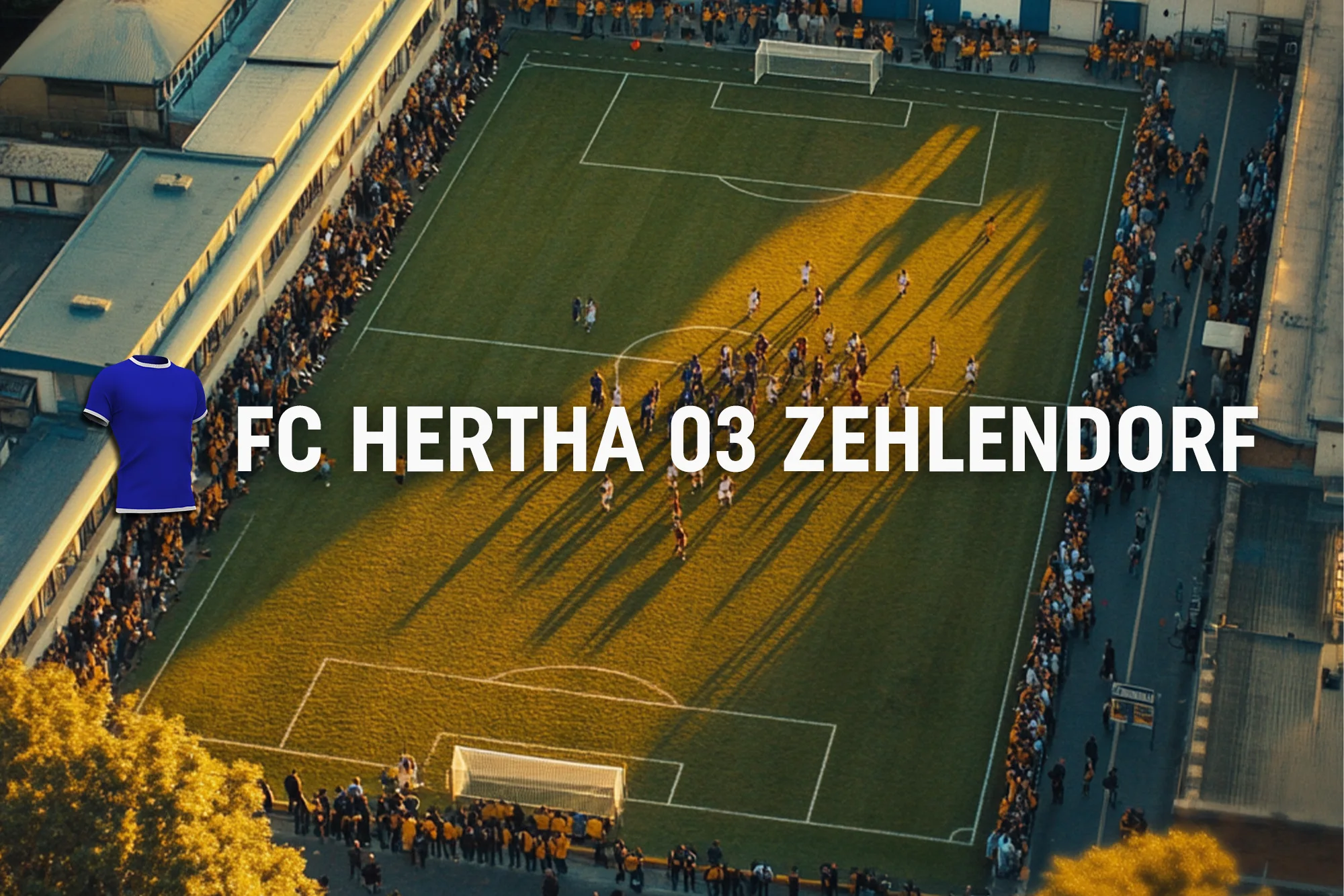 Een luchtfoto van een voetbalwedstrijd met supporters in de tribunes, en het logo van FC HERTHA 03 ZEHLENDORF.