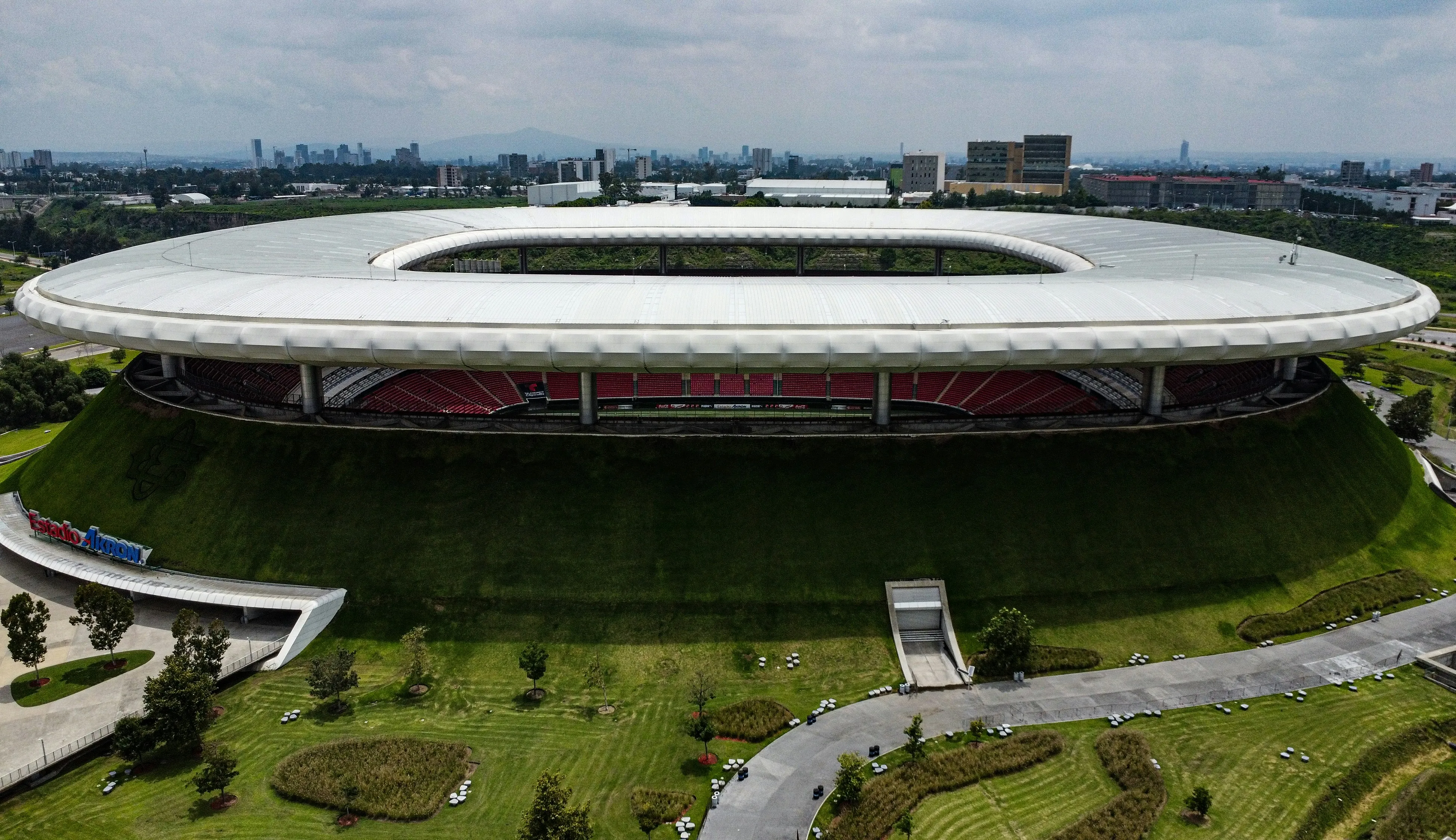 Luchtfoto van een groot voetbalstadion omgeven door gras en wegen