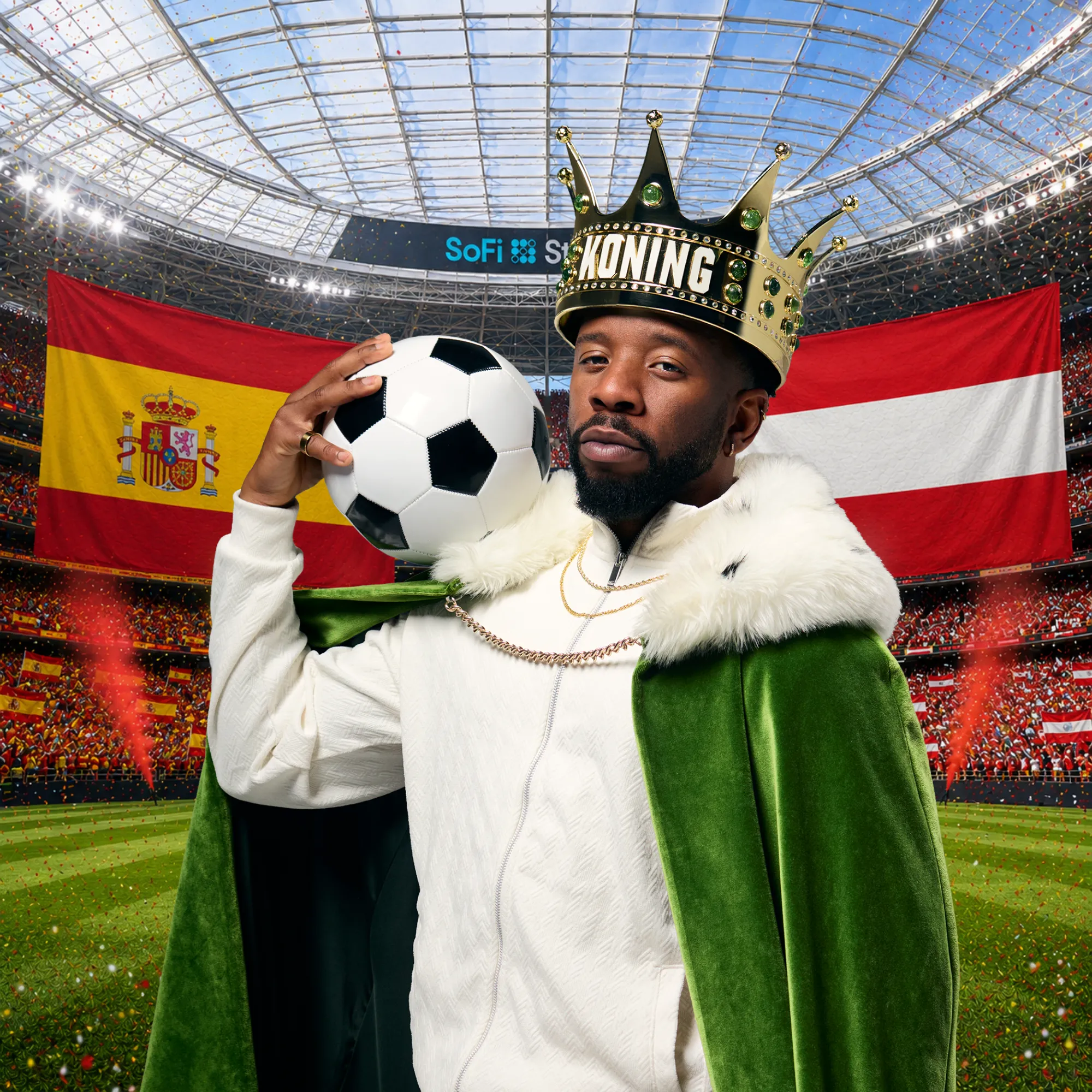 Man met kroon en voetbal in stadion met Spaanse en Oostenrijkse vlag