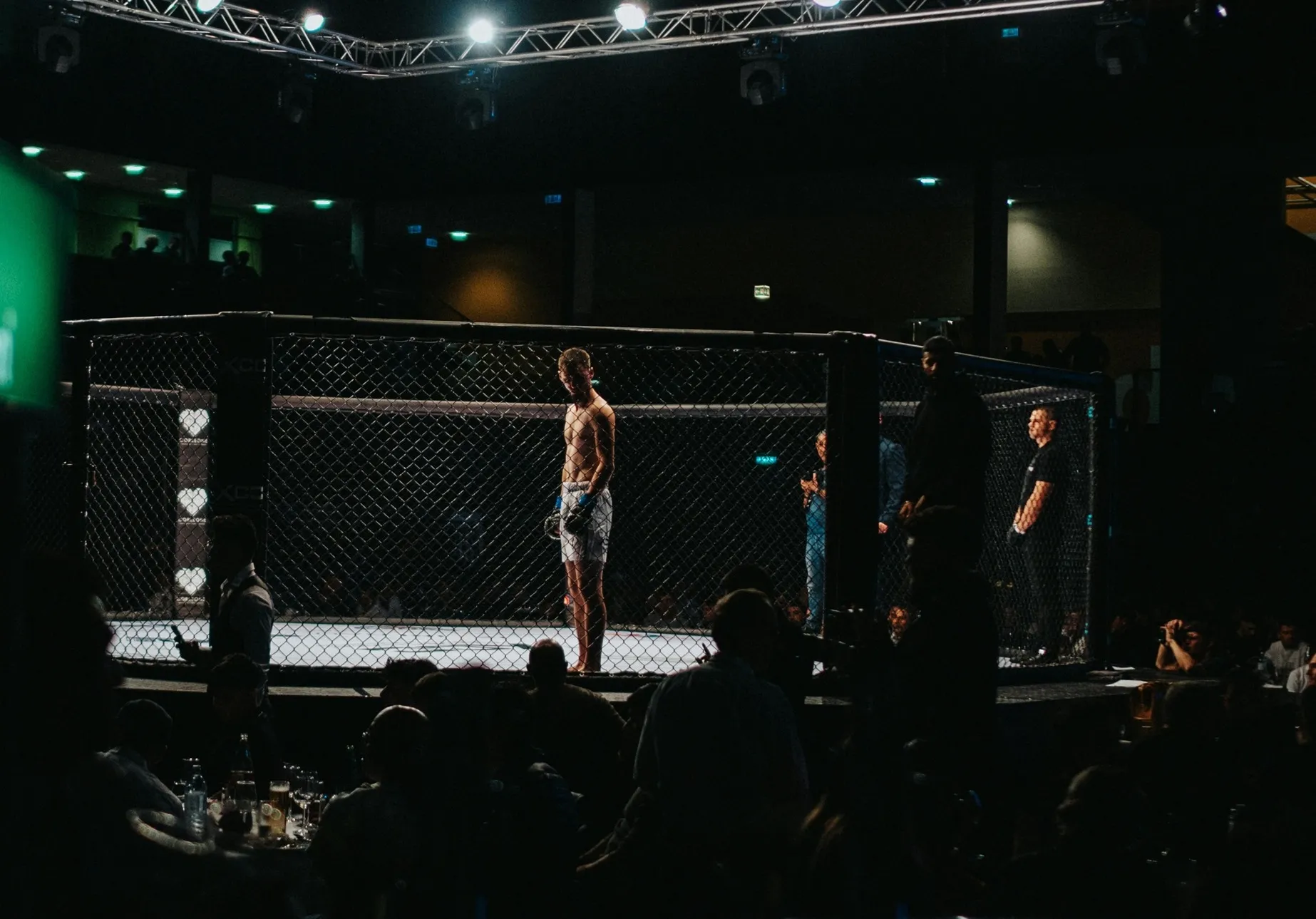 MMA-vechter in ring met publiek en scheidsrechter tijdens PFL gevecht