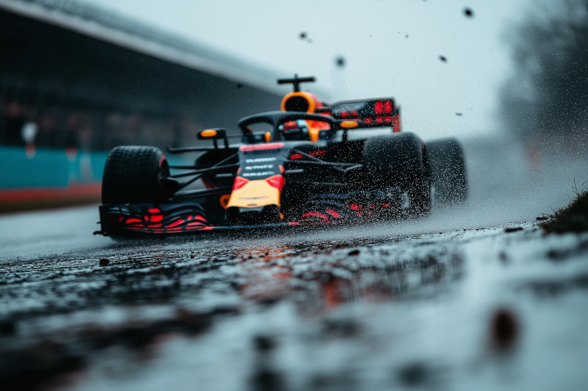 F1-kalender: Een Formule 1-auto van Red Bull racet over een nat circuit en spettert water op in een regenachtige setting