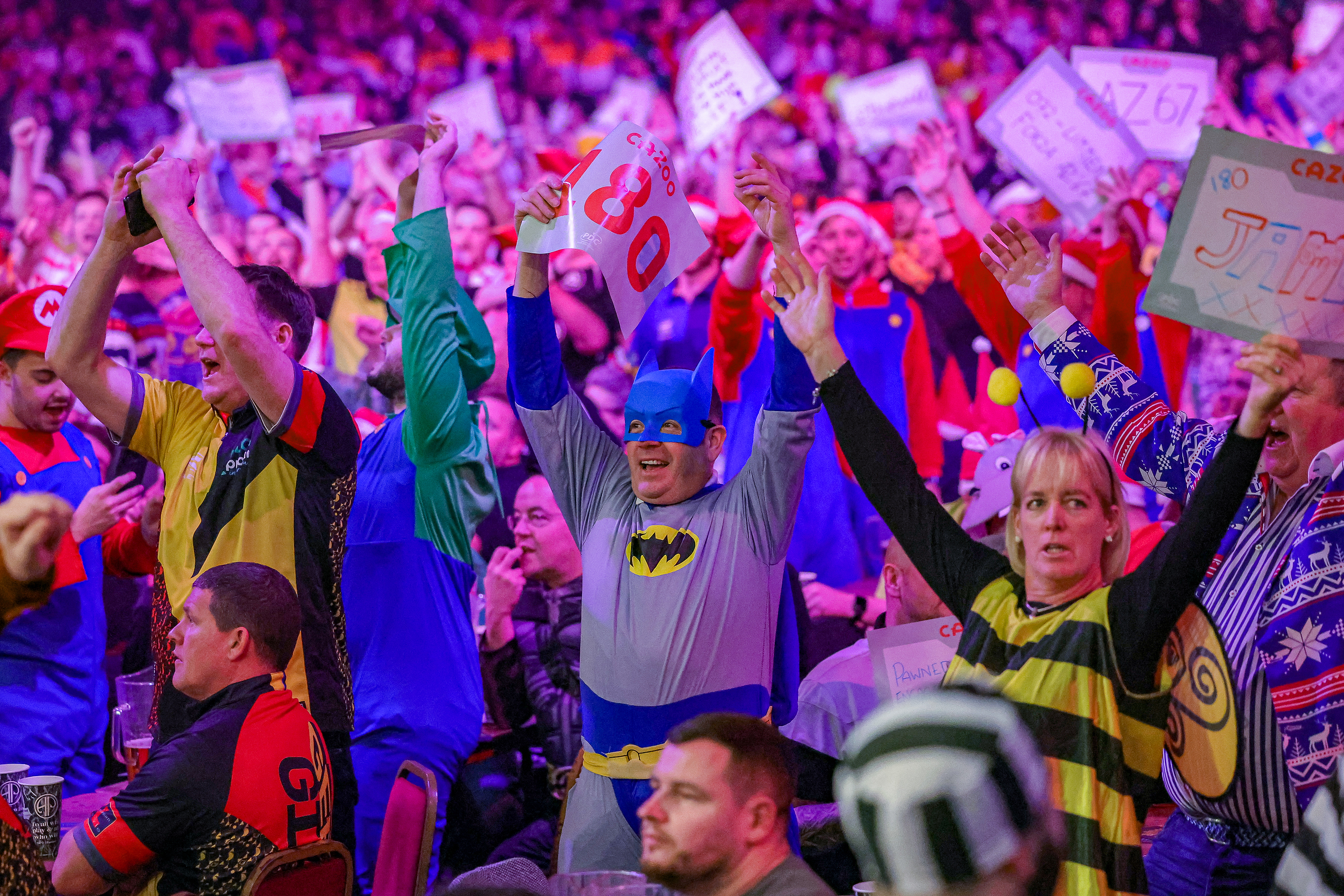 Het publiek in het Alexandra Palace in Londen juicht na een 180 op het PDC WK Darts