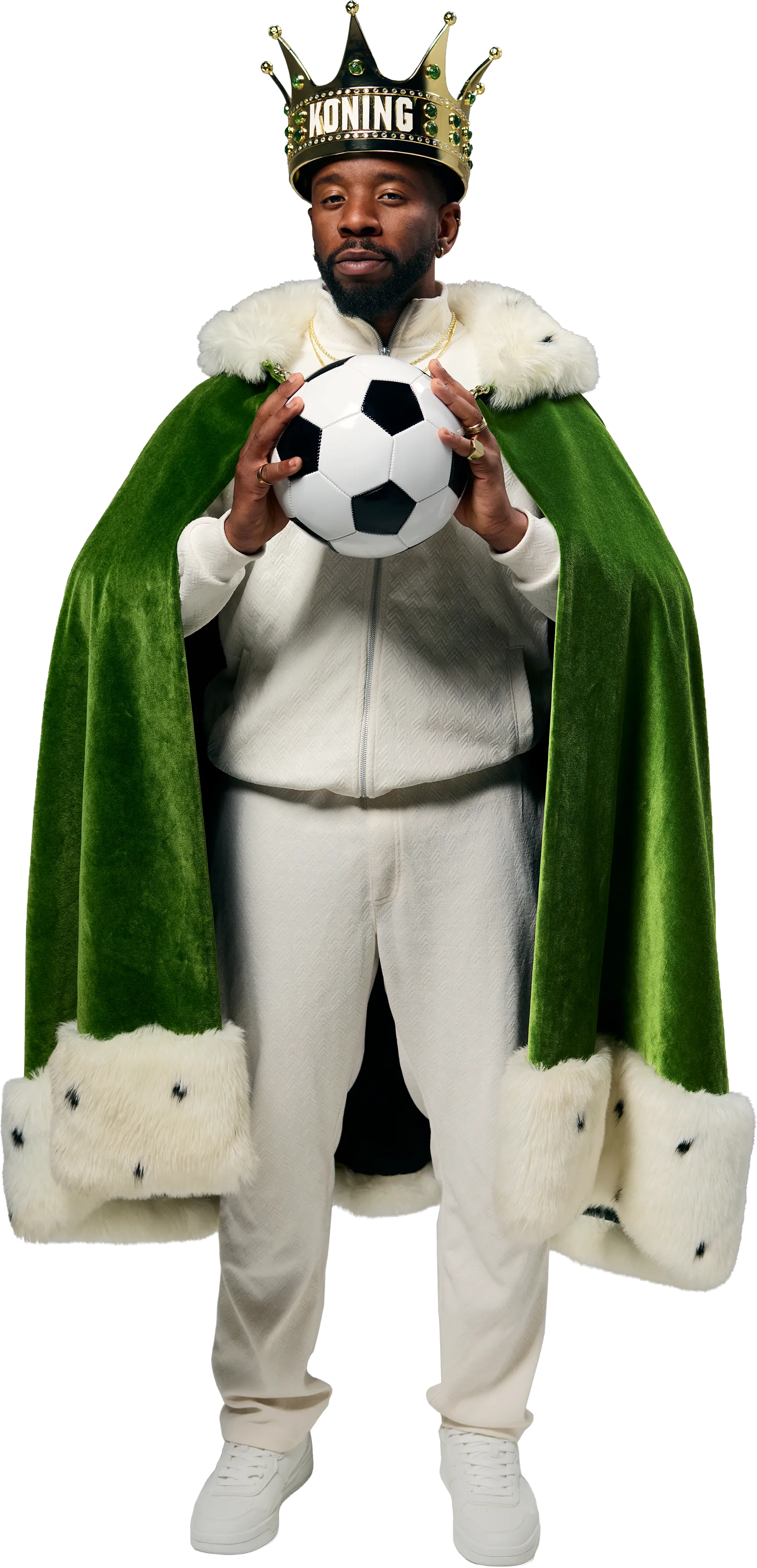 Persoon met groene koningsmantel en kroon met voetbal