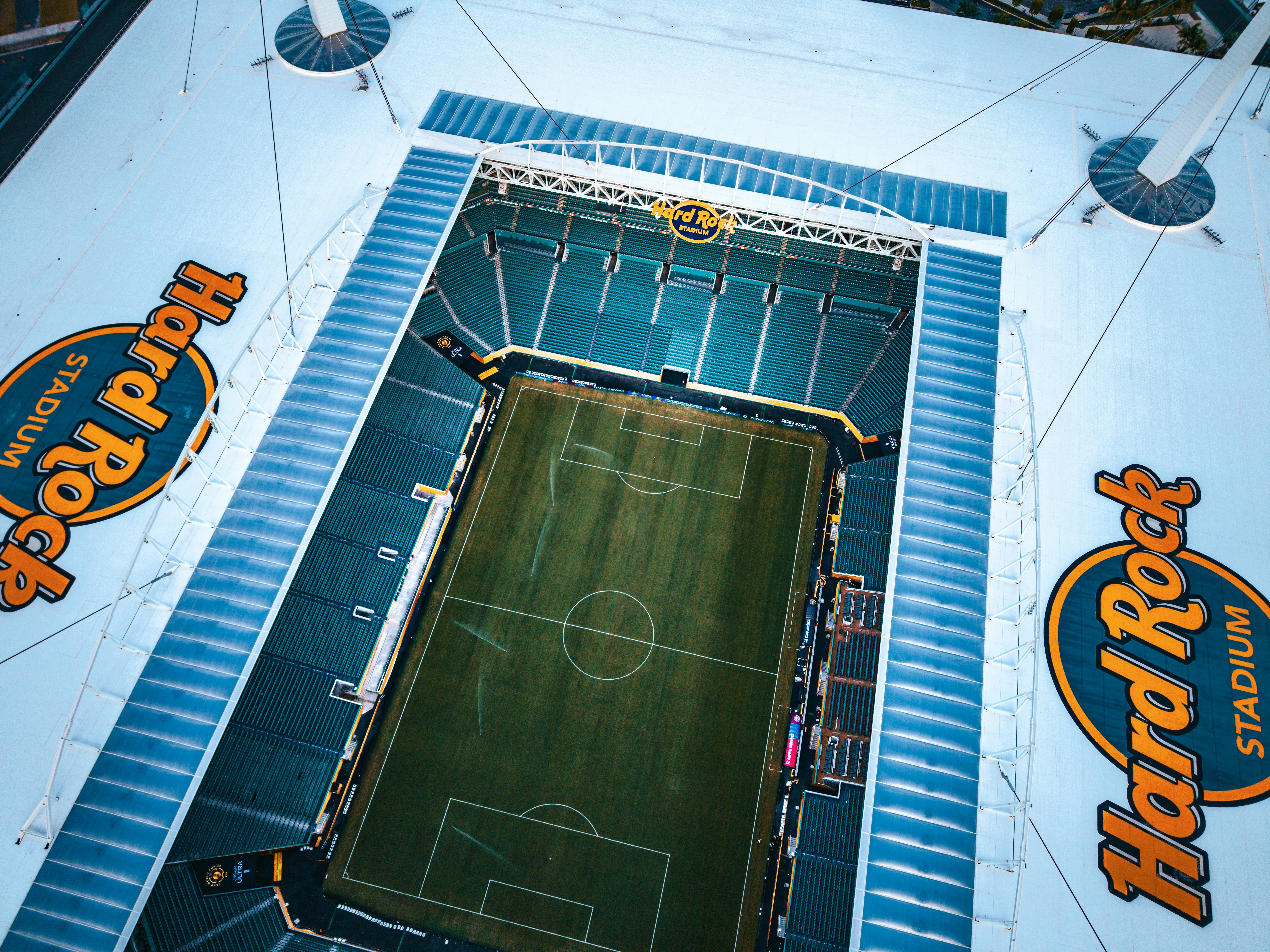 Luchtfoto van leeg Hard Rock stadion met voetbalveld