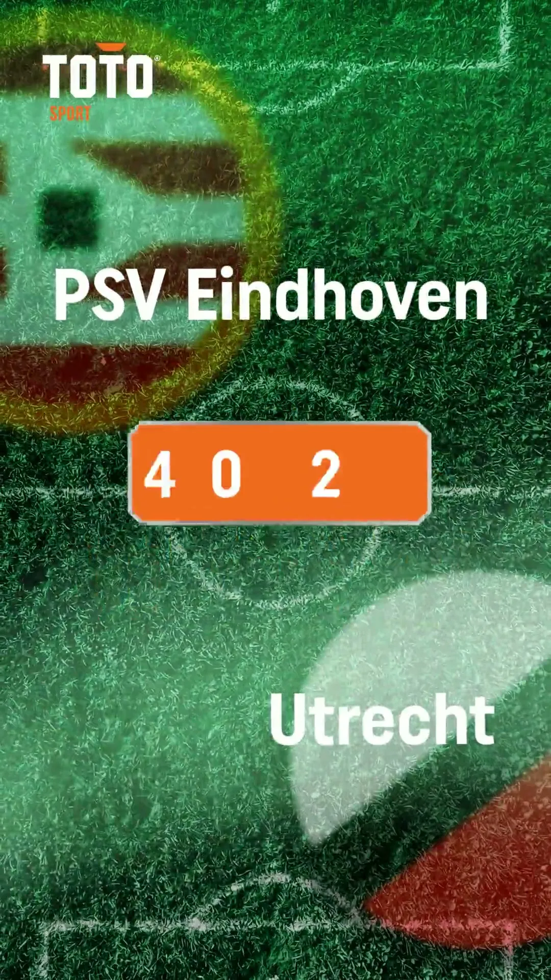 Score tussen PSV Eindhoven 4 en Utrecht 2 op grasveld met TOTO Sport logo