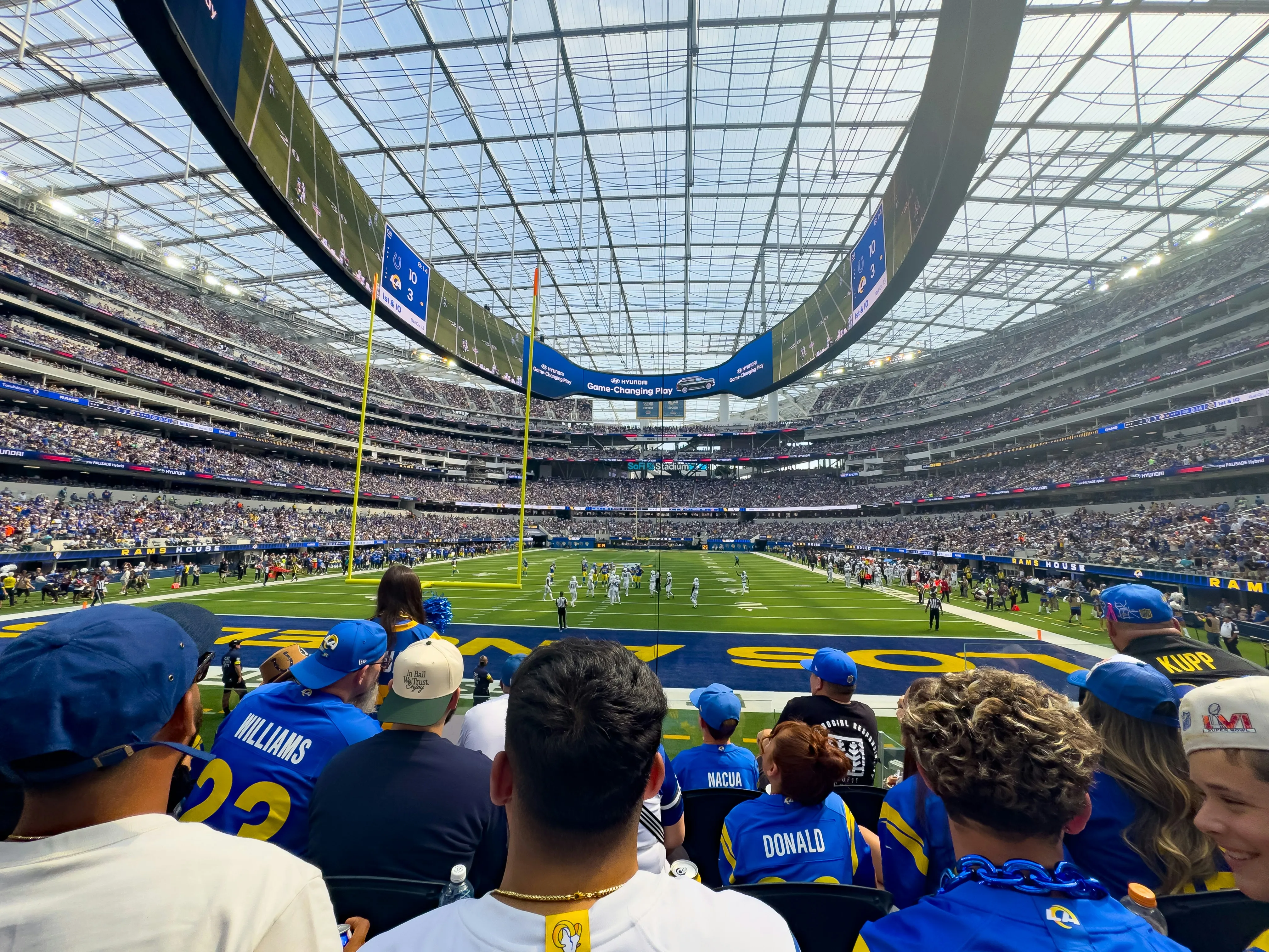 Volle voetbalstadion met fans die NFL-wedstrijd bekijken