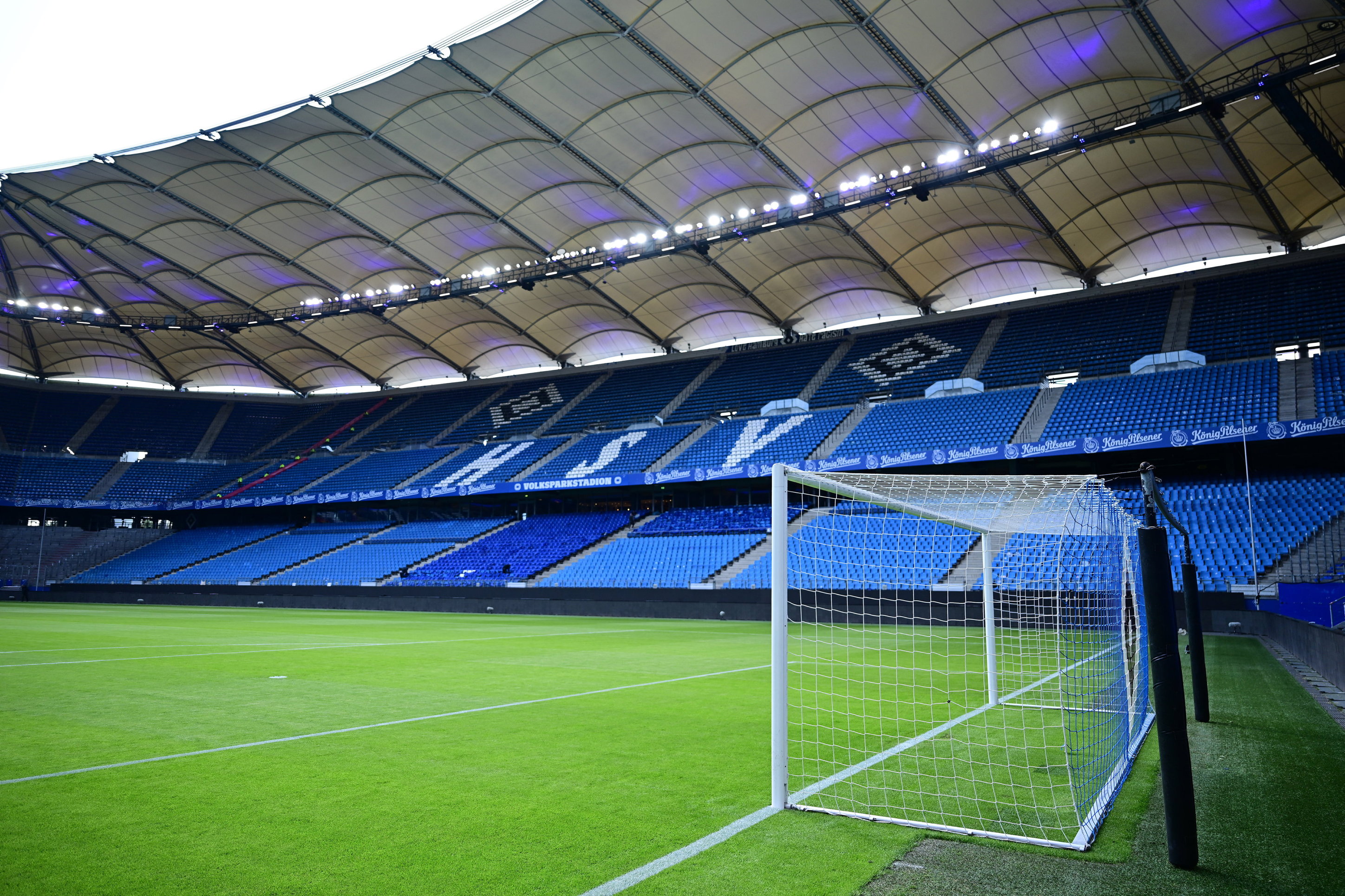 Een blik op de binnenkant van het Volksparkstadion in Hamburg, de thuishaven van HSV
