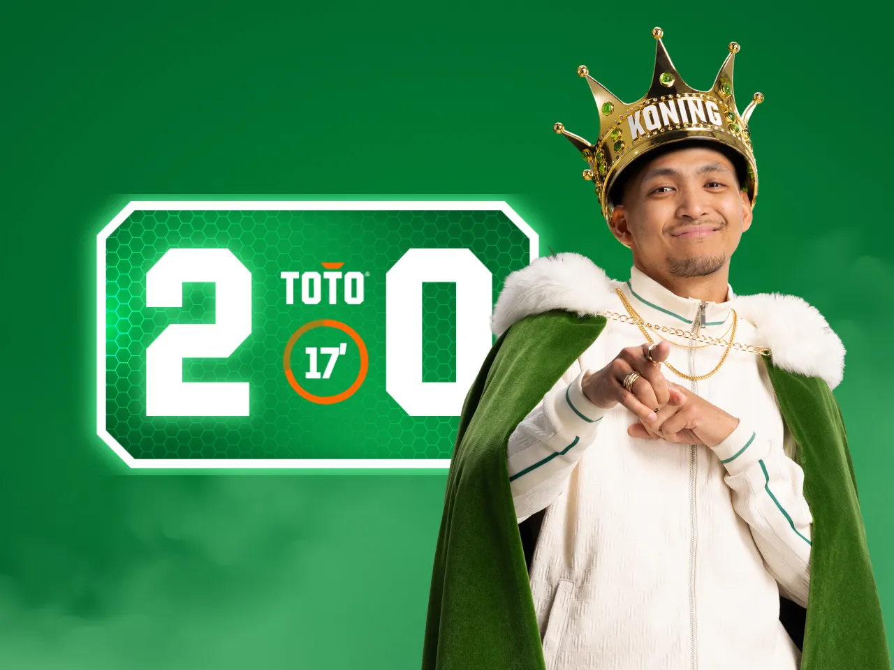Man met koningskroon en mantel wijst naar jou naast scorebord met TOTO-score 2-0