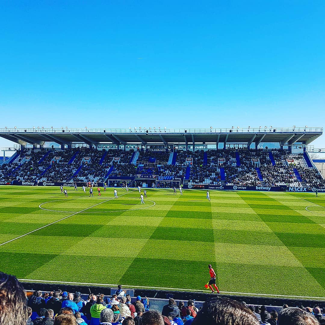Wedstrijd in volle gang in het stadion van CD Leganés met fans op de achtergrond