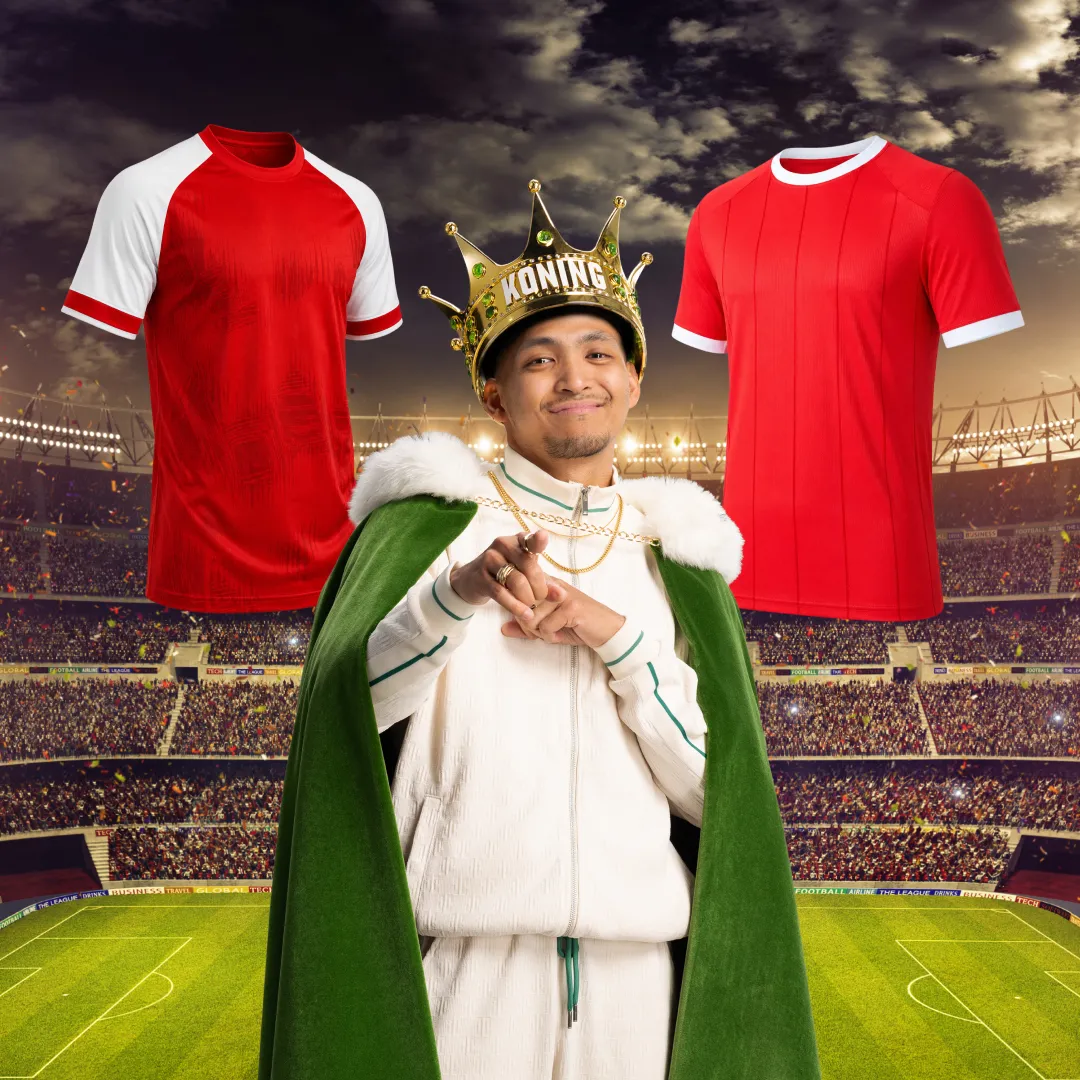 Man met groene koningsmantel en gouden kroon met TOTO Koning en twee rode sportshirts