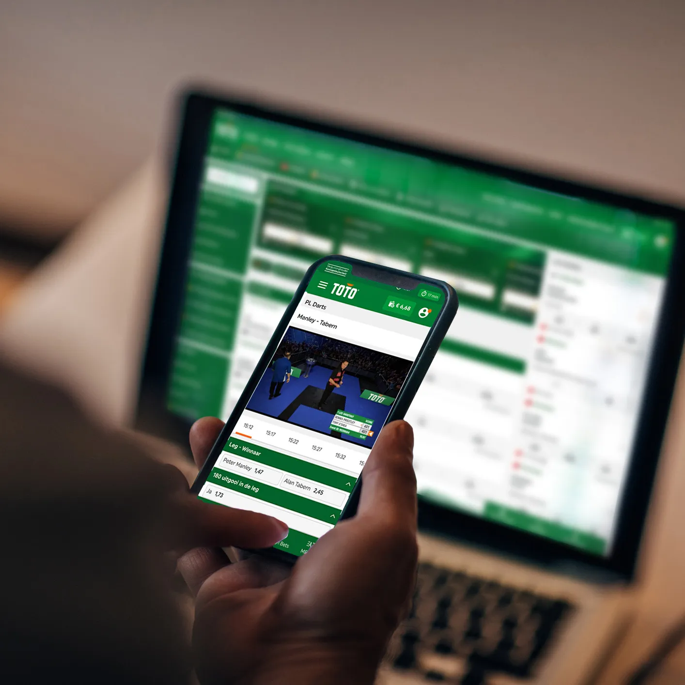 Een smartphone toont een live dartswedstrijd op de TOTO-app.