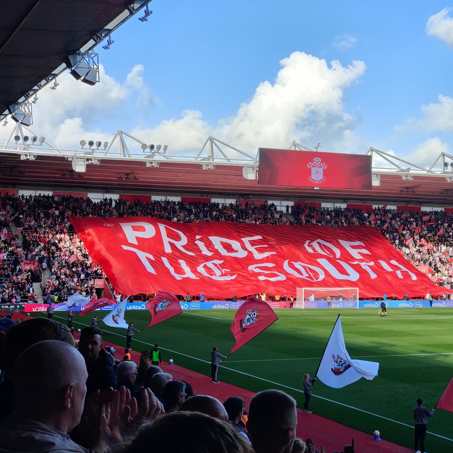 Grote rode sfeerdoek met tekst “Pride of the South” bij aftrap in stadion van Southampton