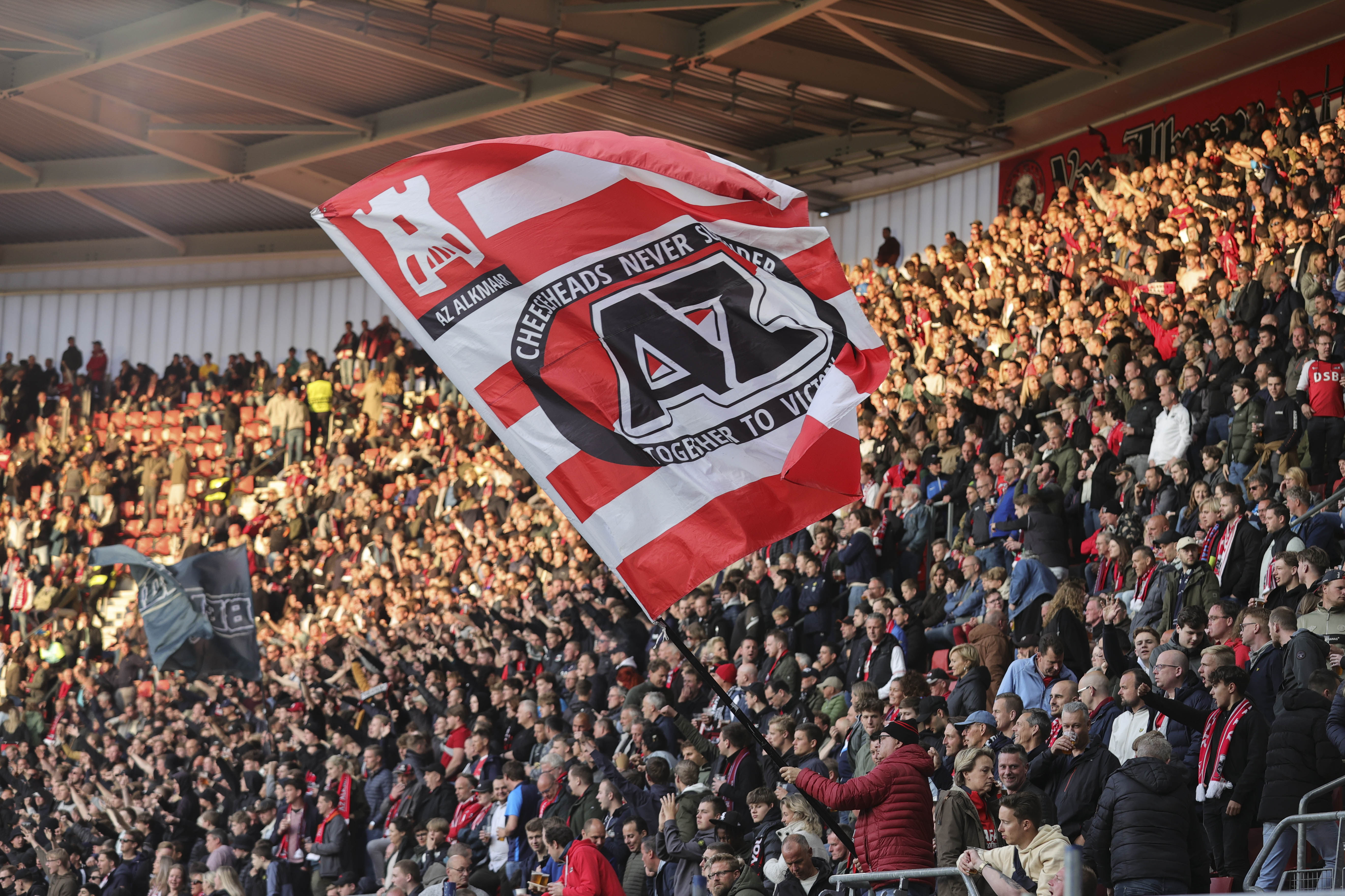 Fans van AZ met grote vlag