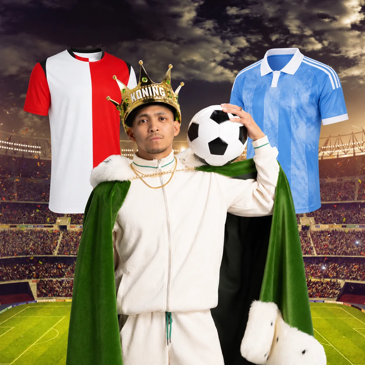 Voetbalspeler met kroon en cape houdt voetbal vast, met rood-wit en blauw voetbalshirt op achtergrond in stadion