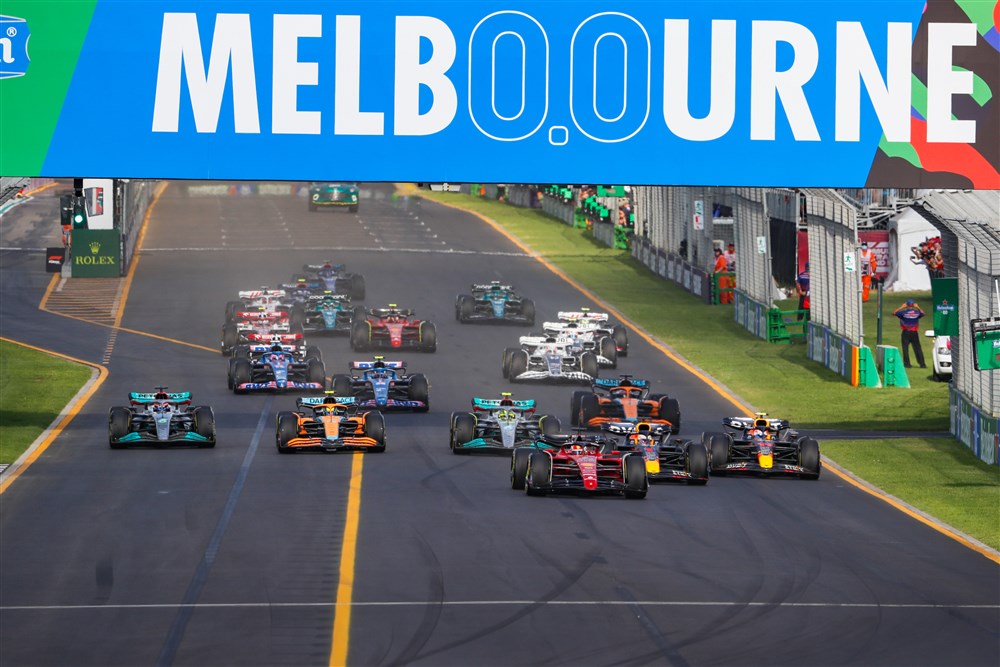Grand prix van Australie met een groot Melbourne billboard. Start van de race met Ferrari op kop