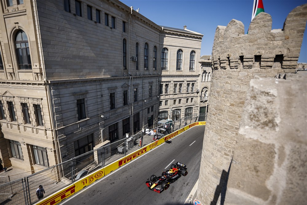 straten circuit Baku, grand prix azerbeidzjan. Red bull auto rijdt door het oude centrum van Baku