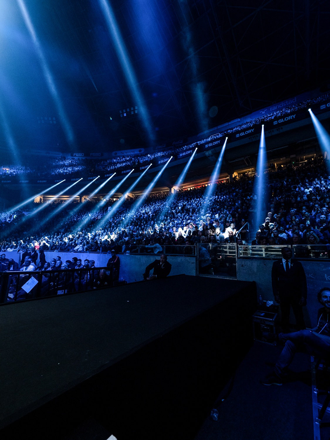 Sfeervol verlichte arena voor GLORY