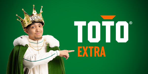 Koning TOTO met kroon en groene cape wijst naar TOTO EXTRA