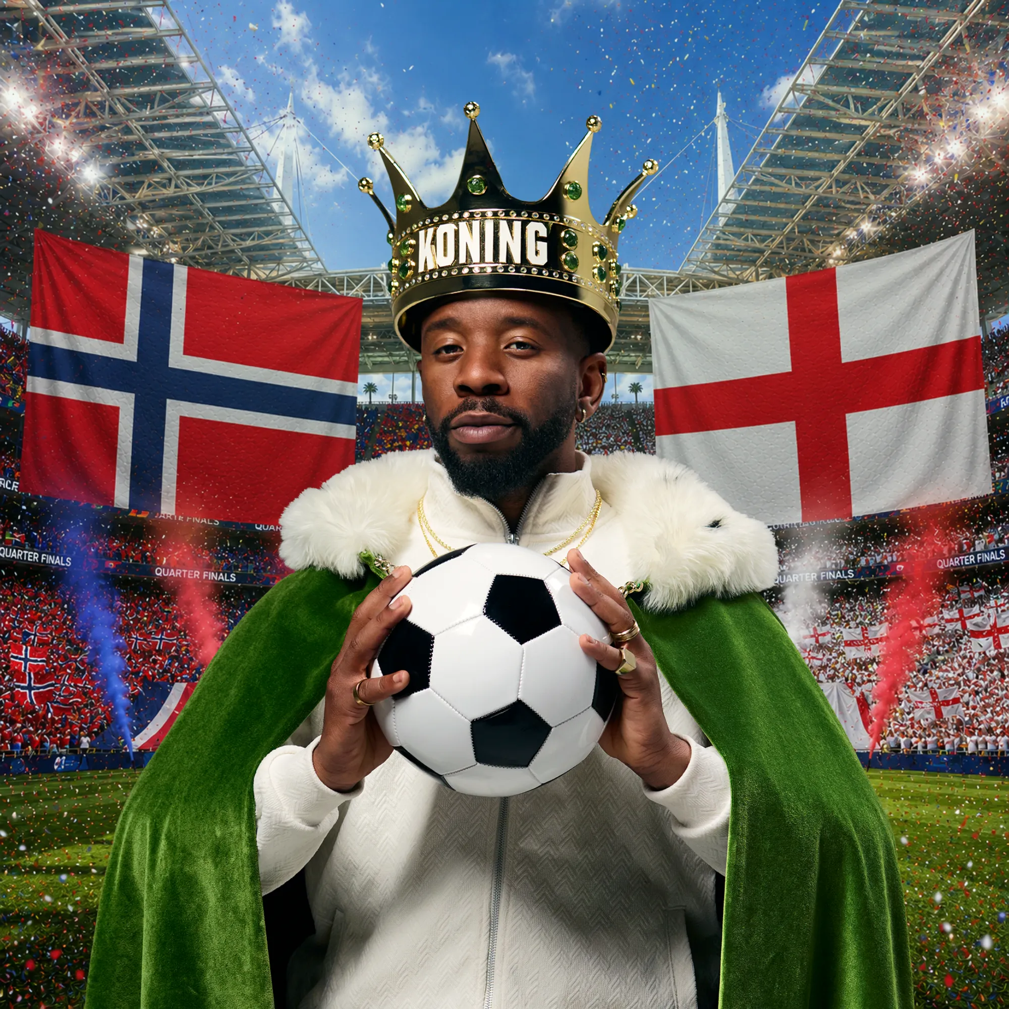 Man met kroon en groen koningsmantel houdt een voetbal vast in een stadion met vlaggen van Noorwegen en Engeland