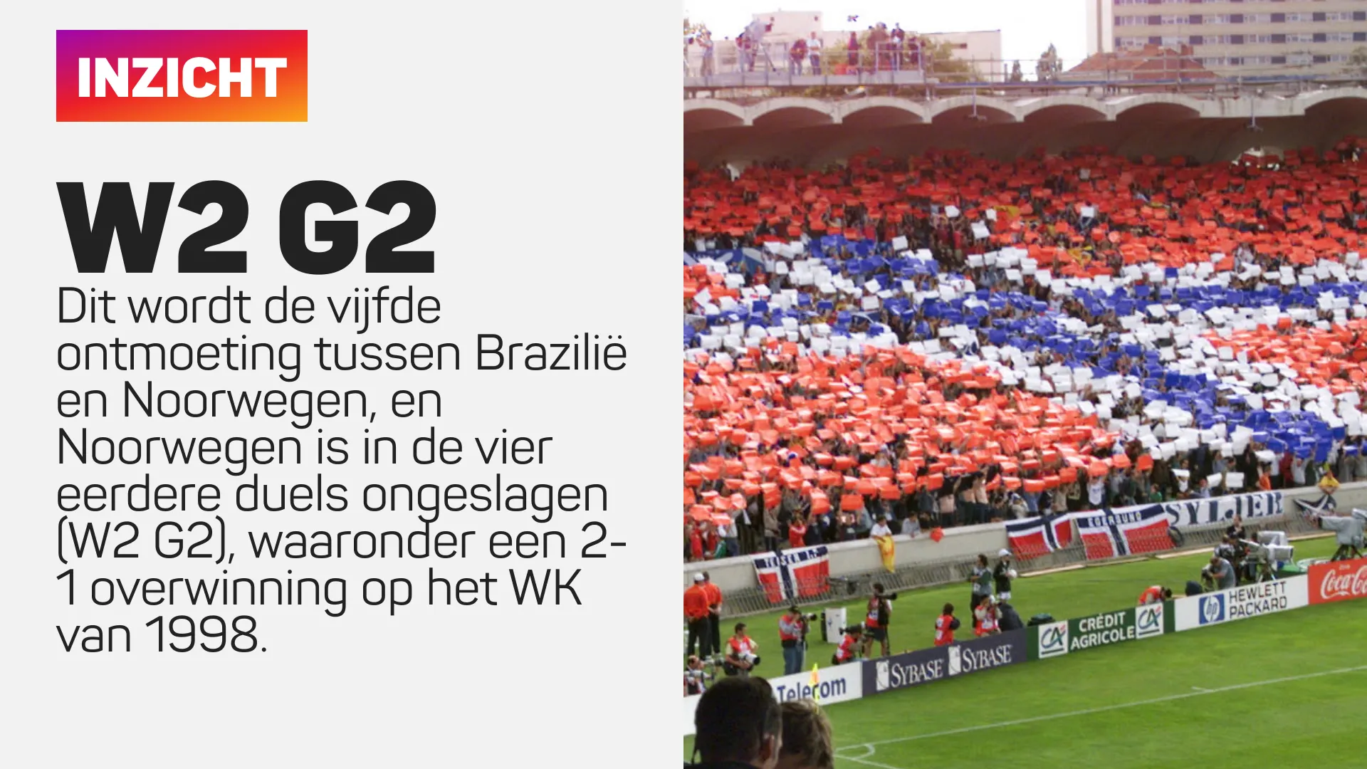 Voetbalstadion met fans die rood, wit en blauw houden, Nederlandse kleuren.