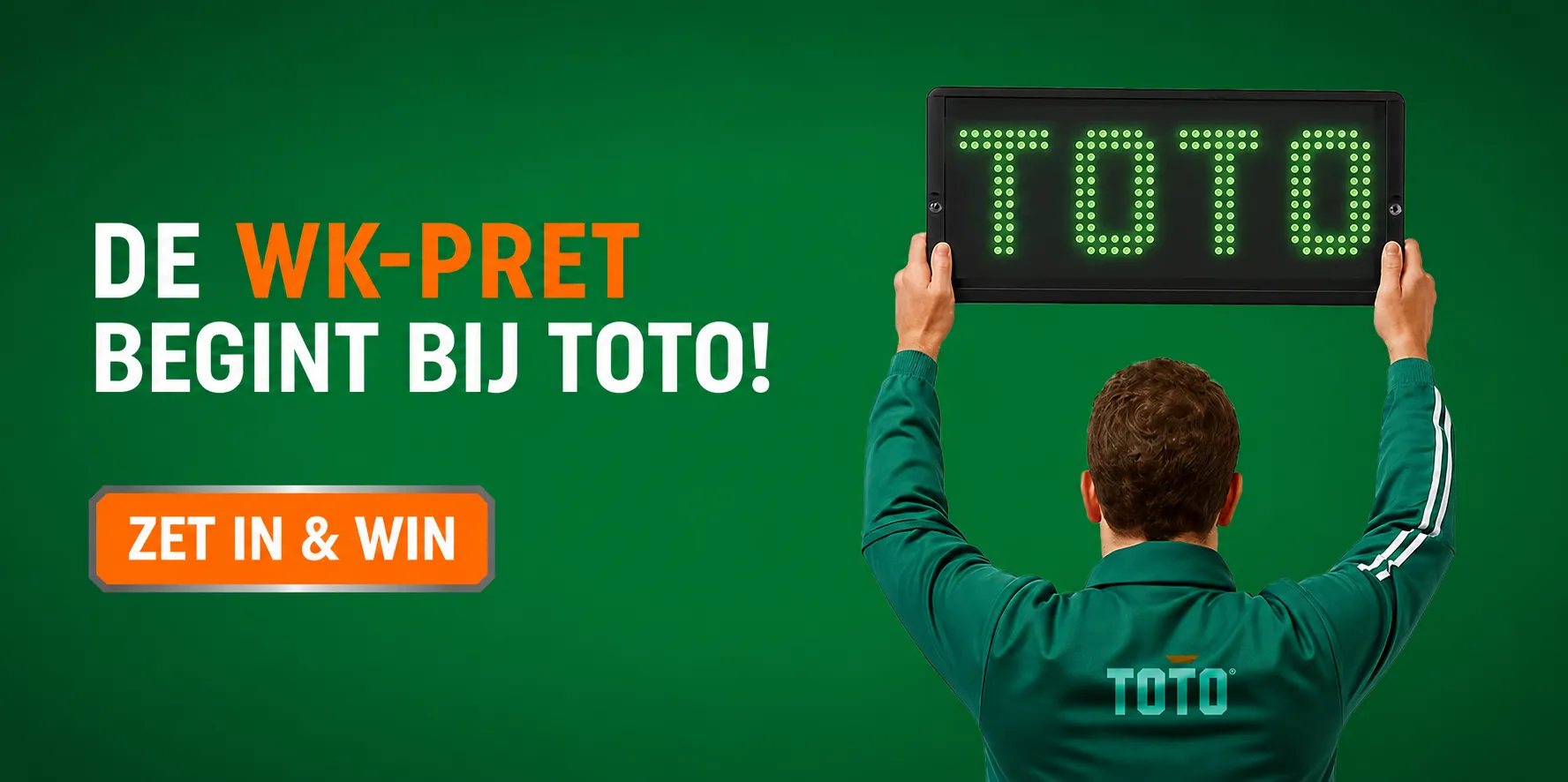Vierde man in TOTO sportoutfit houdt scorebord omhoog met TOTO logo en tekst over matchday voorbereiding.