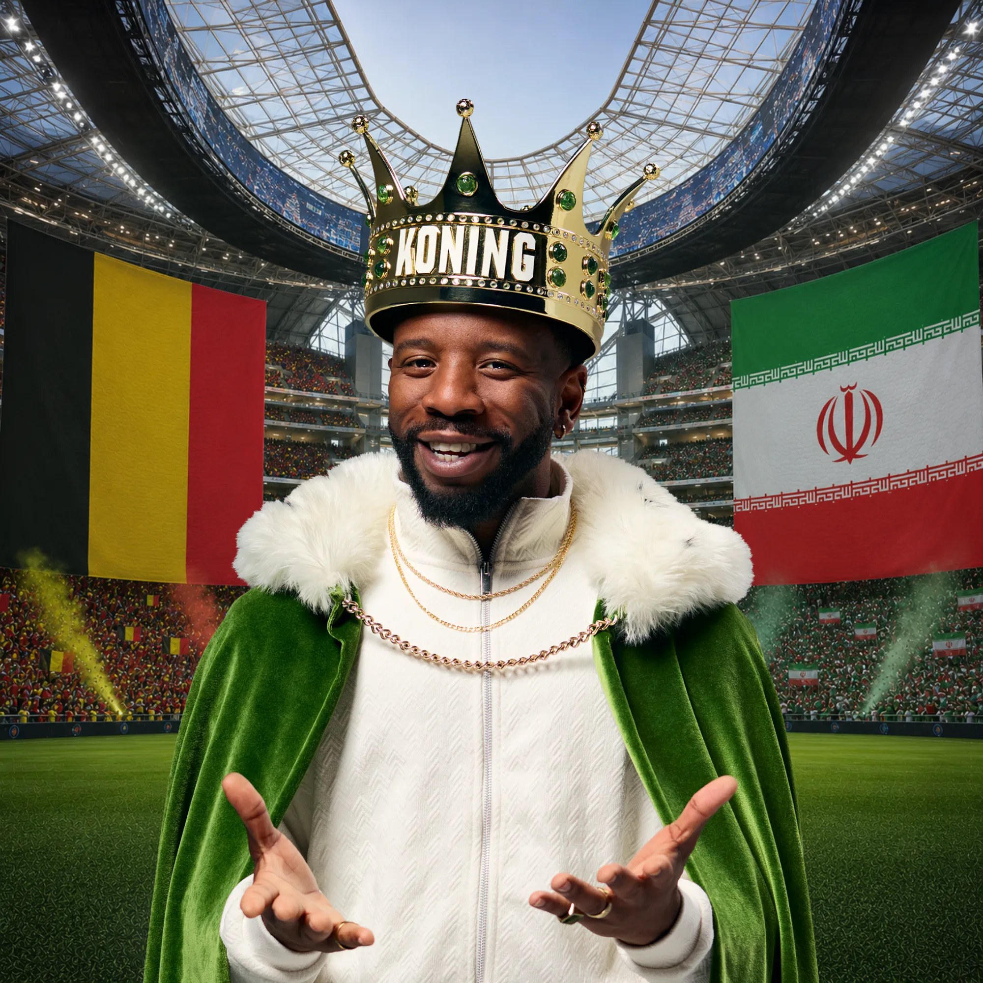 Persoon met groene mantel en gouden kroon met tekst KONING in stadion met Belgische en Iraanse vlaggen