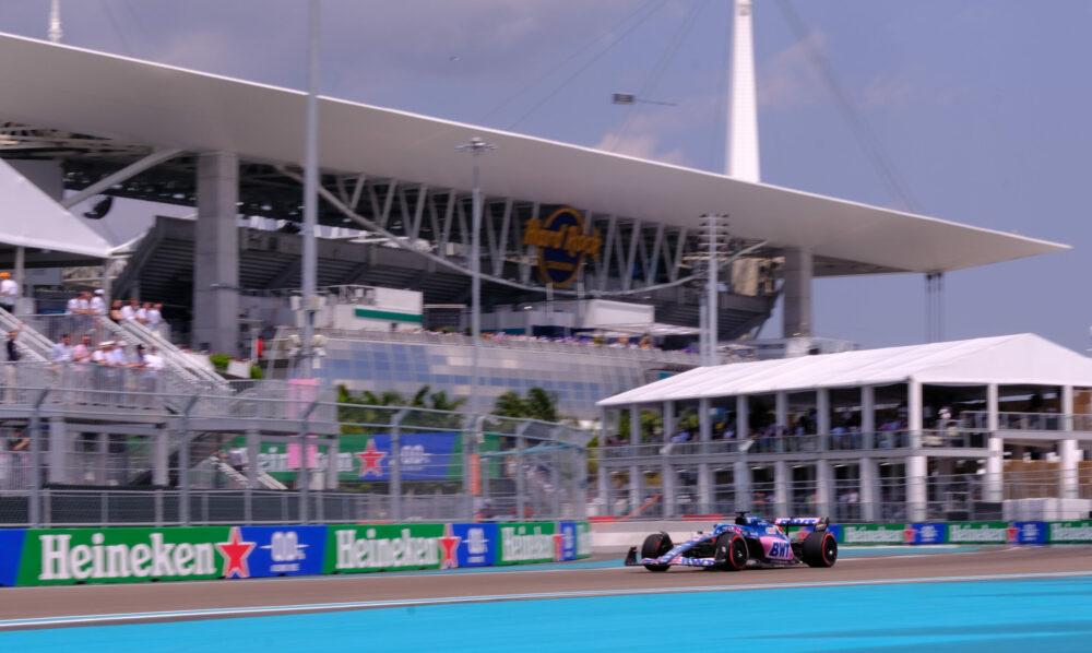 F1 auto rijdt op het circuit van de grand prix van Miami. In de achtergrond het Hard Rock Cafe stadion van de Miami Dolphins