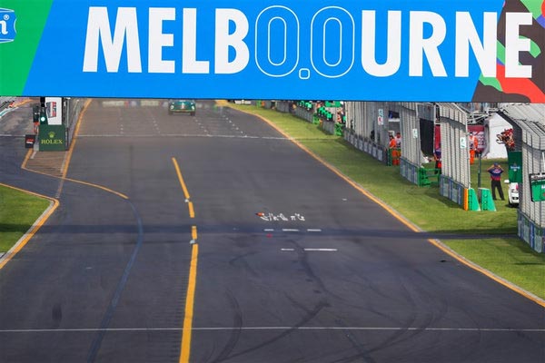 Het circuit van Melbourne met een groot Billboard met Melb0.0urne als reclameuiting