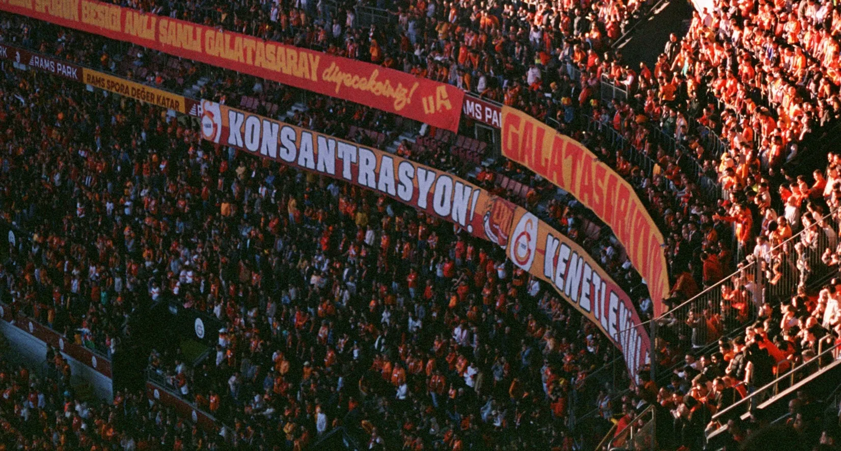 Stadion van Galatasaray, RAMS Park, vol supporters en oranje-rode vlaggen