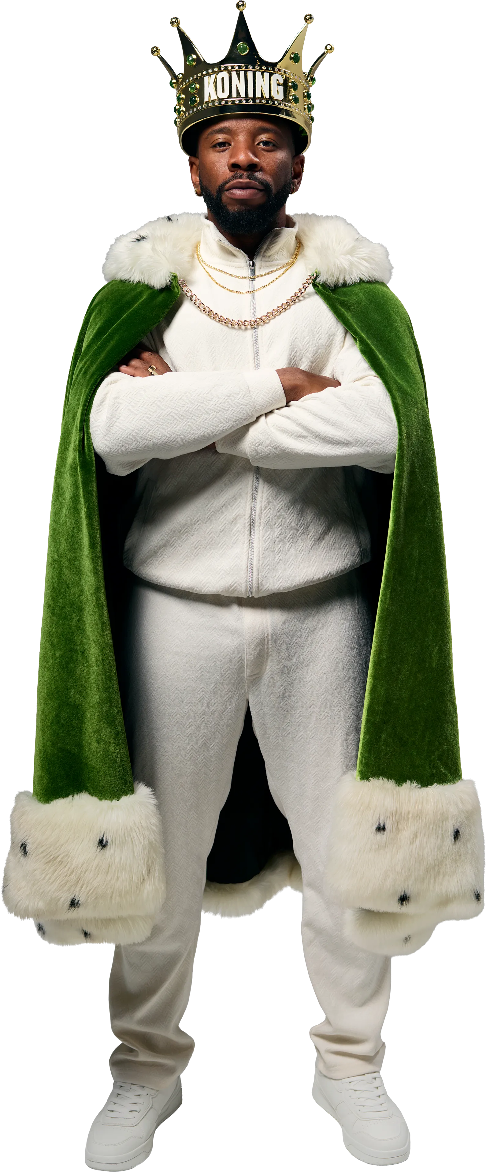 Persoon in wit sportoutfit met groene koningsmantel en kroon met tekst KONING