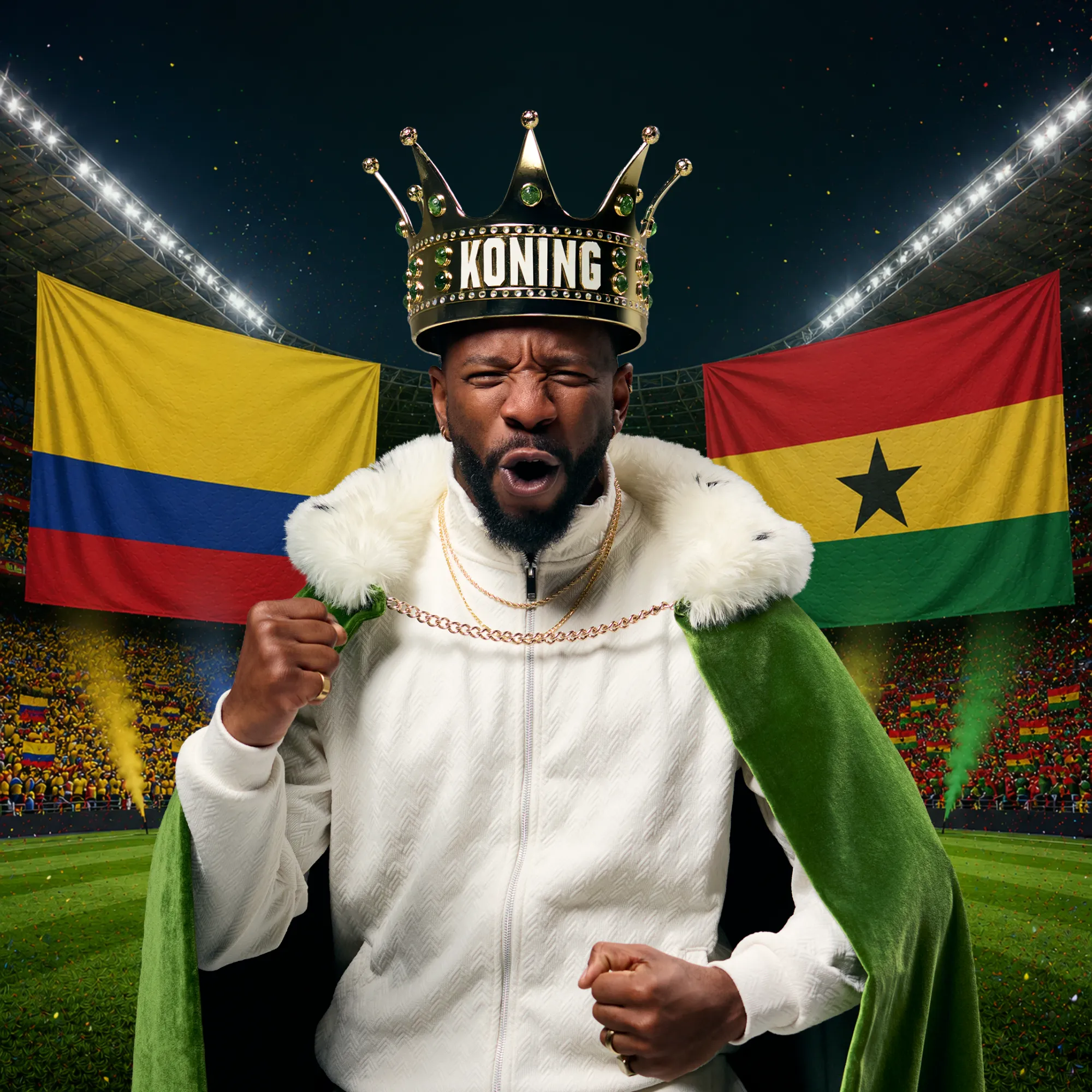 Man met koningskroon en cape juicht in stadion met Colombia- en Ghana-vlaggen