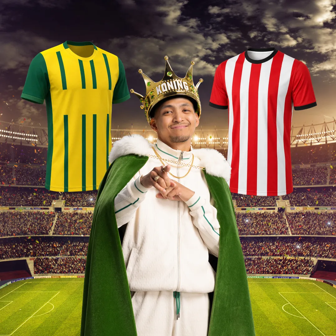 Man met koningskroon en cape tussen voetbalshirts in stadion