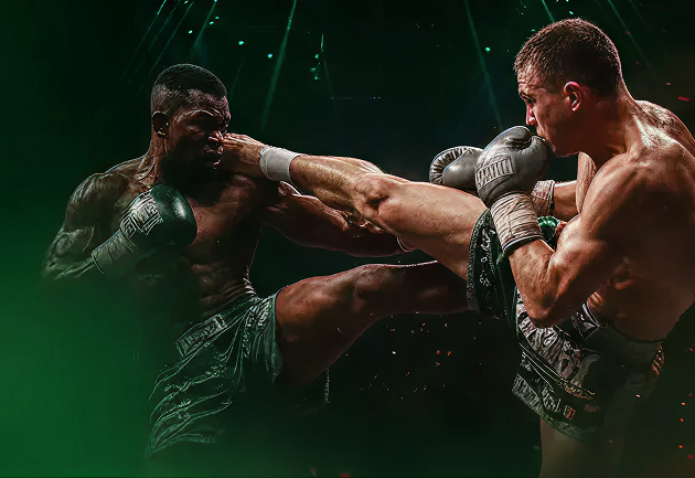 Twee kickboksers in actie tijdens een wedstrijd