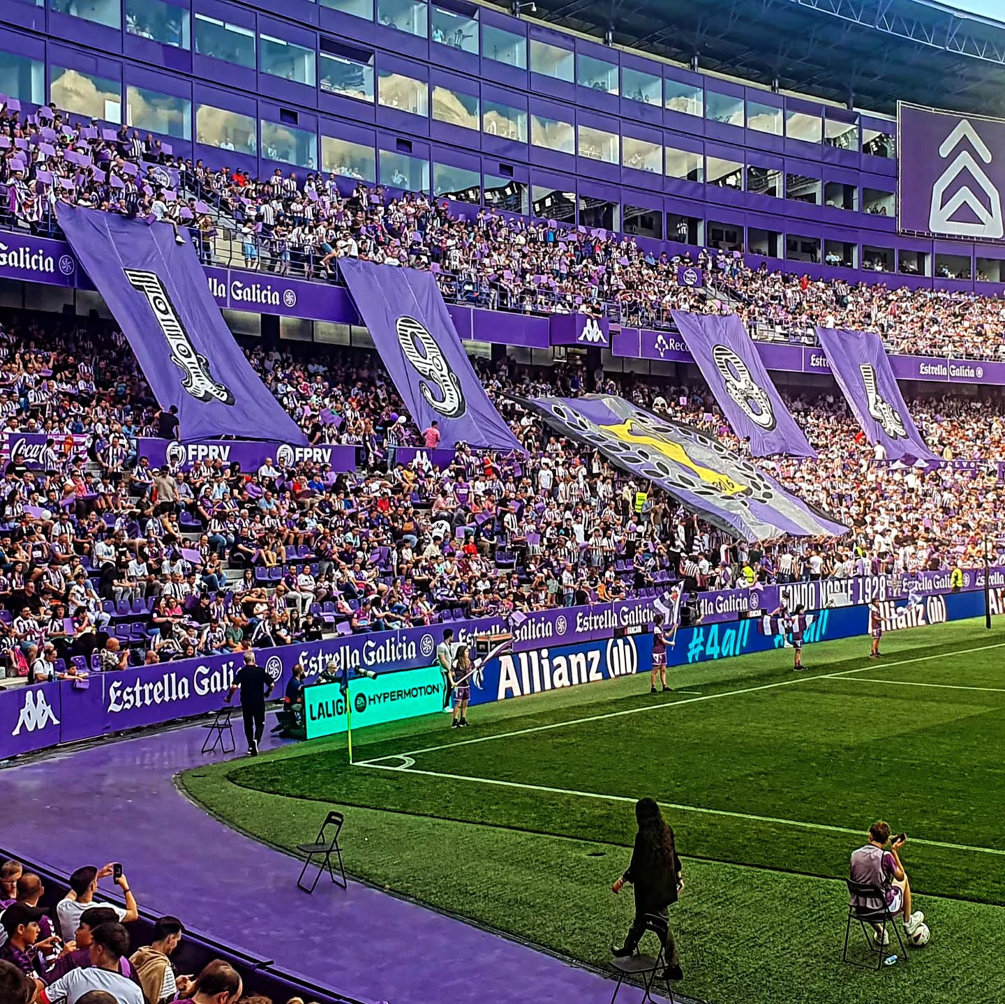 Volle paarse tribunes van Real Valladolid met spandoeken en sfeeracties