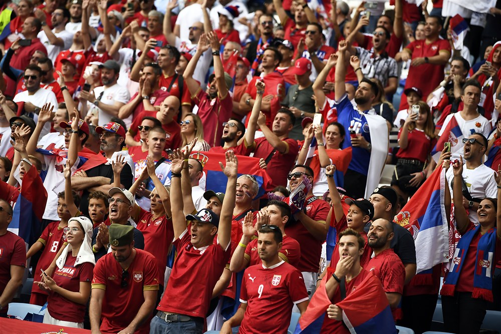 Fans van Servië moedigen hun nationale ploeg aan