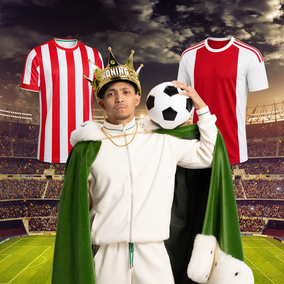 Hollandse voetbalkoning in stadion met voetbal en rood-witte shirts