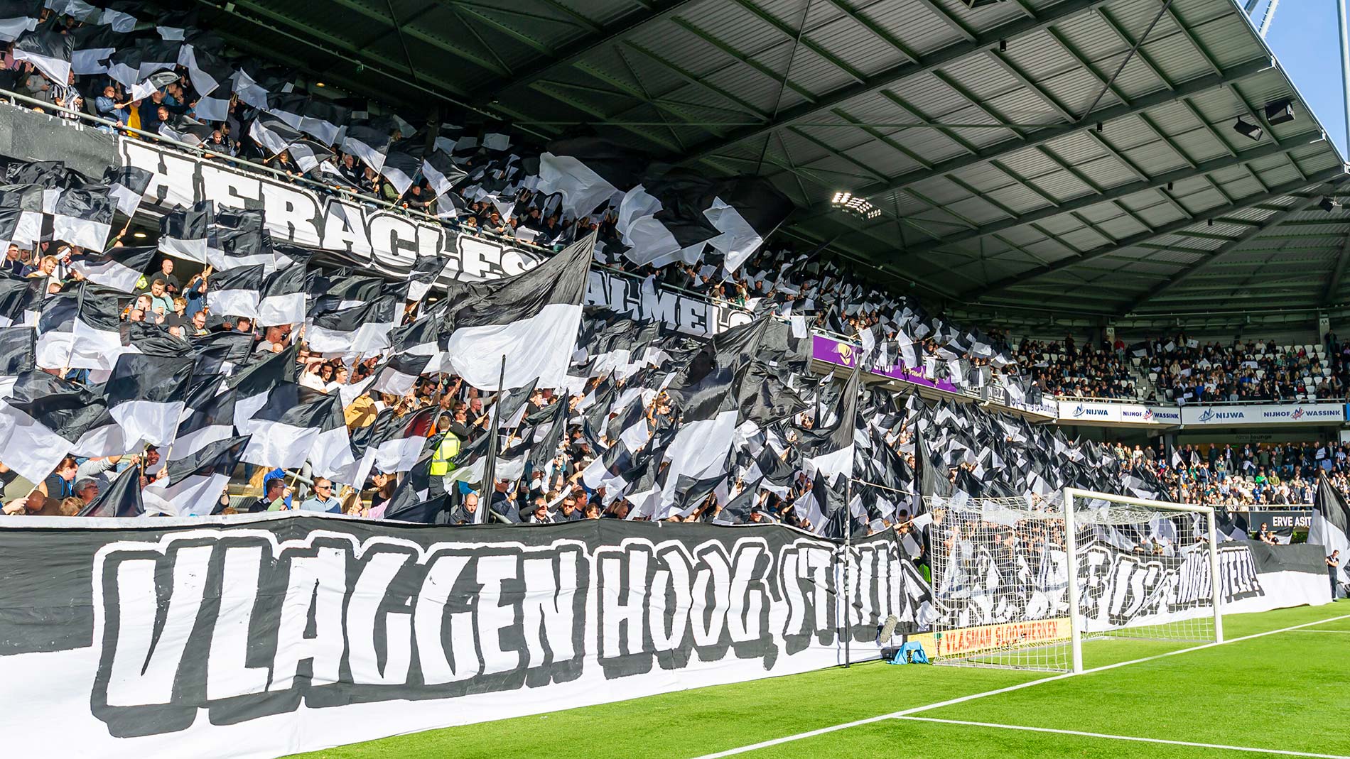 Fans van Heracles Almelo in het Erve Asito stadion