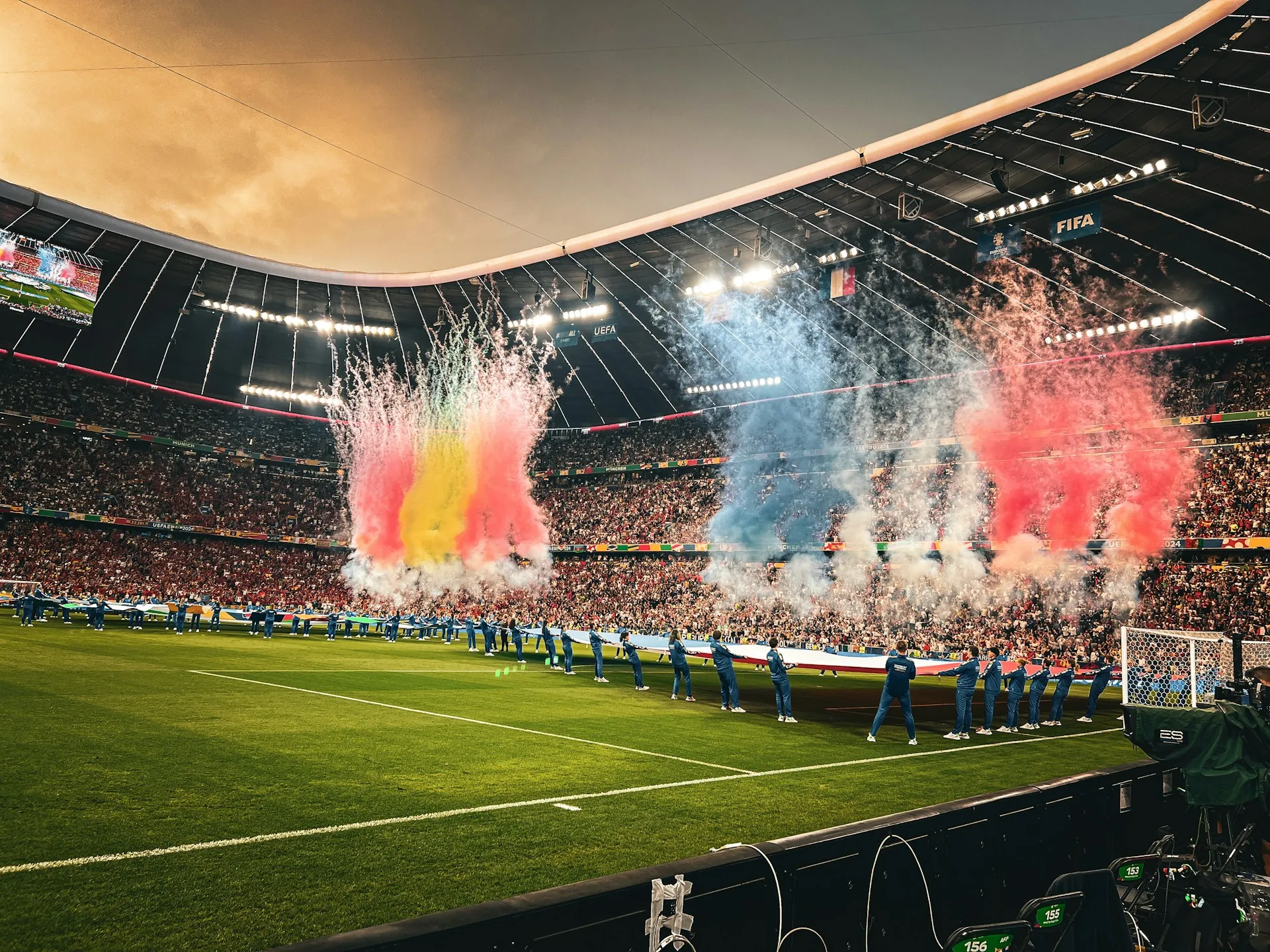Vuurwerk en rookshow in stadion tijdens voetbalwedstrijd