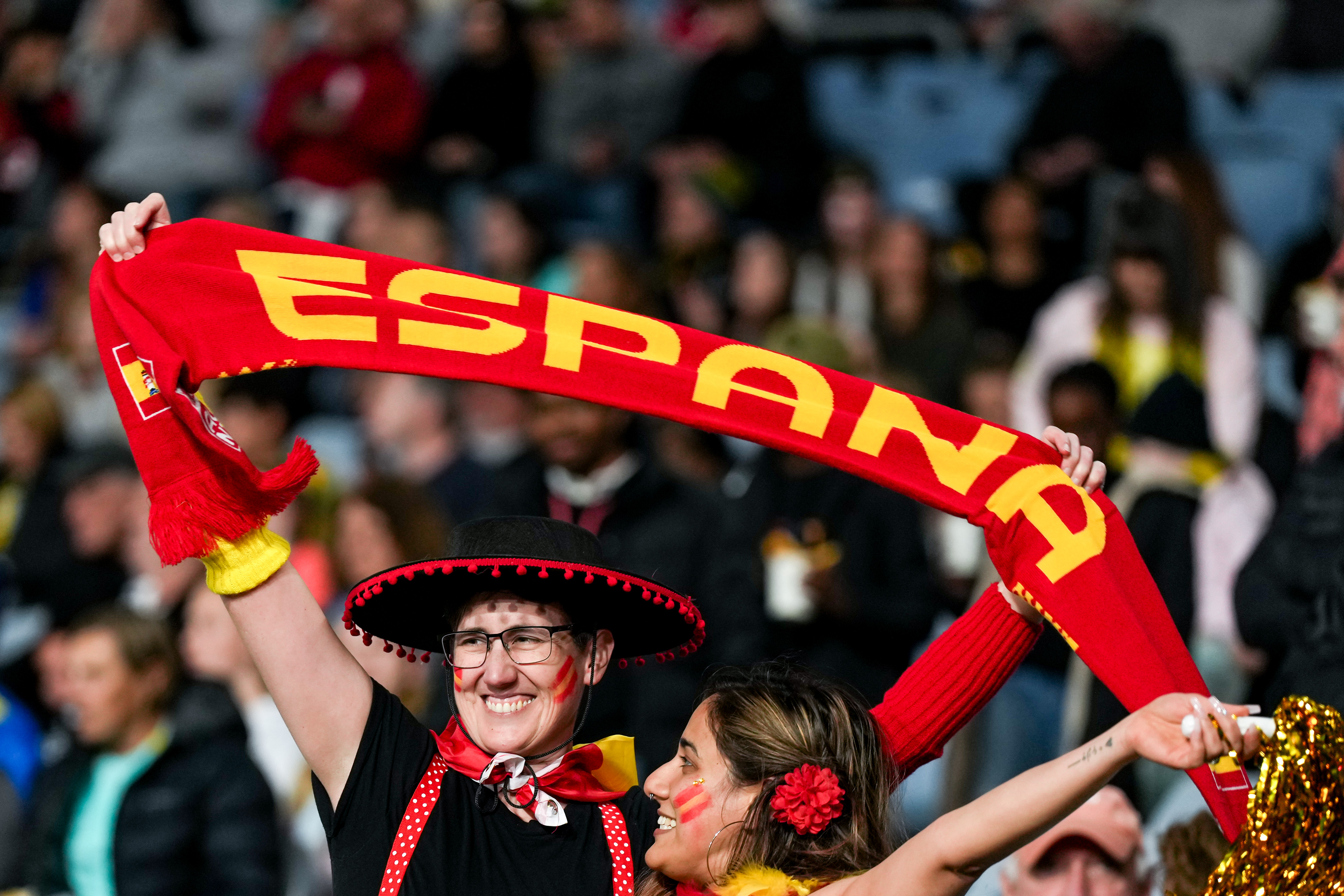 Fan van Spanje met een sjaal van La Roja