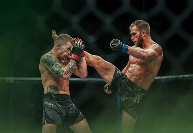 Twee MMA-vechters vechten in een omheinde ring (PFL)