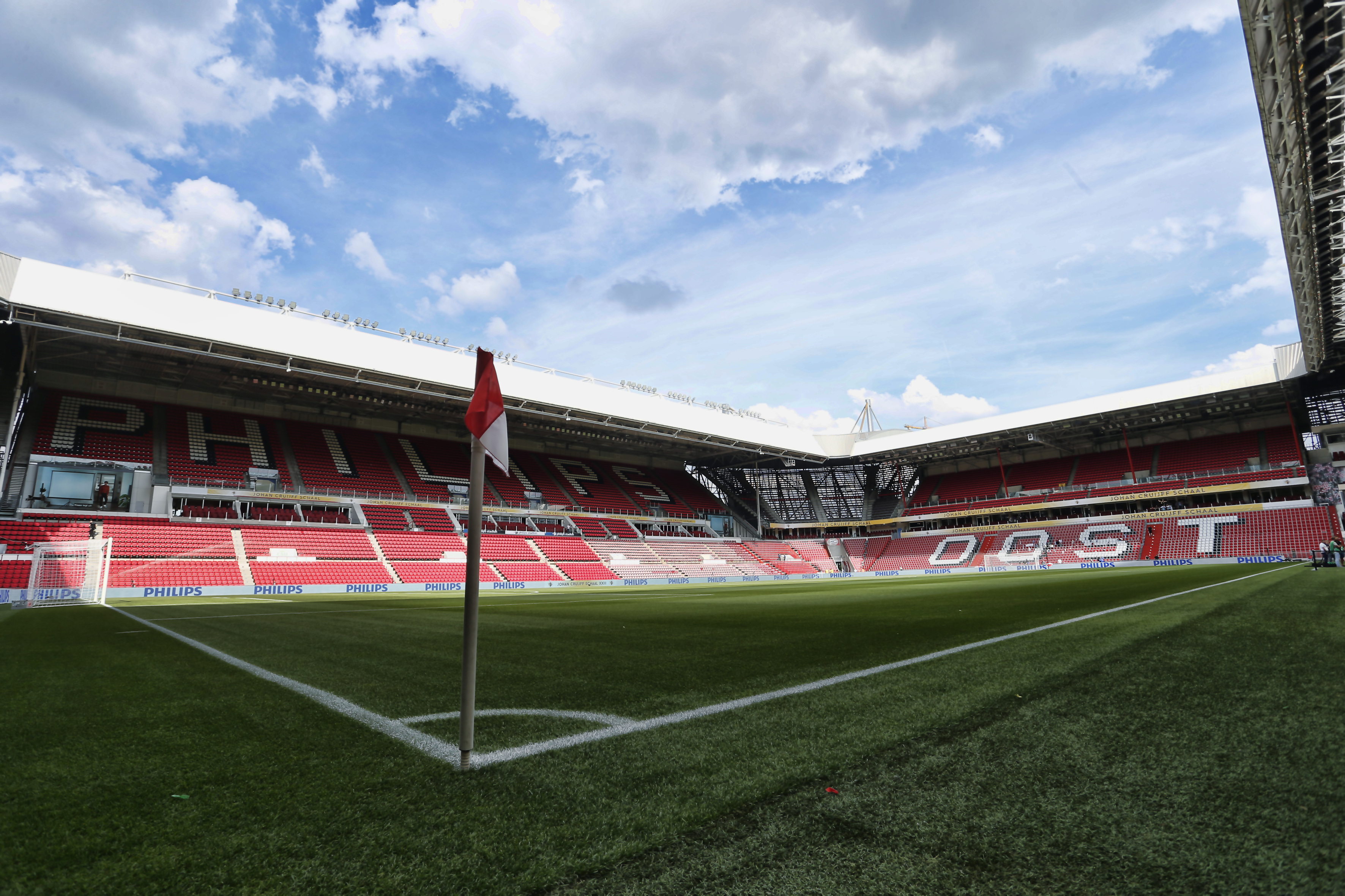Het Philips Stadion van PSV in Eindhoven vanaf de cornervlag aan de westkant gezien