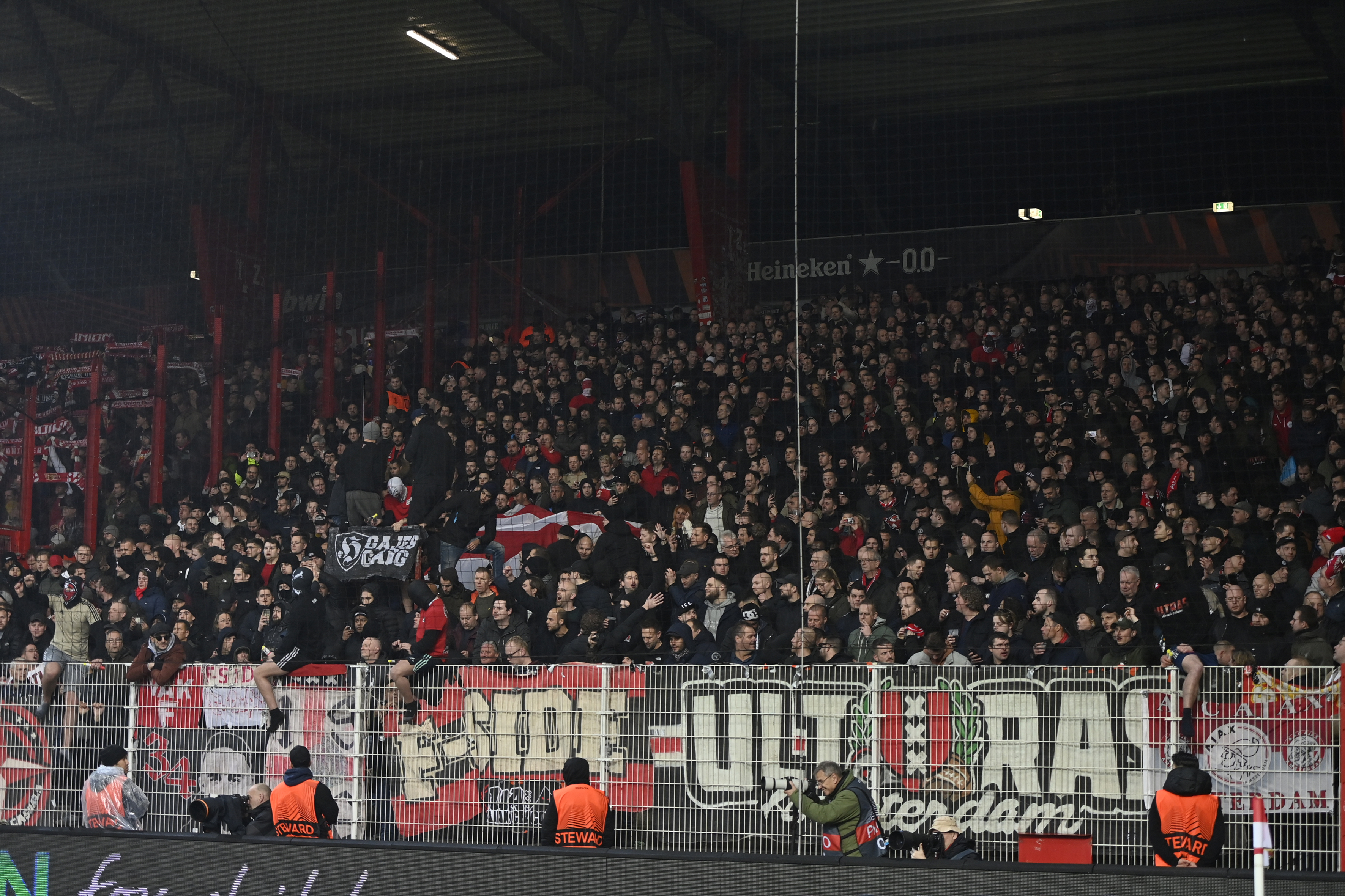 Supporters van Ajax in het uitvak bij de laatste Europese wedstrijd van de Amsterdammers tegen Union Berlin