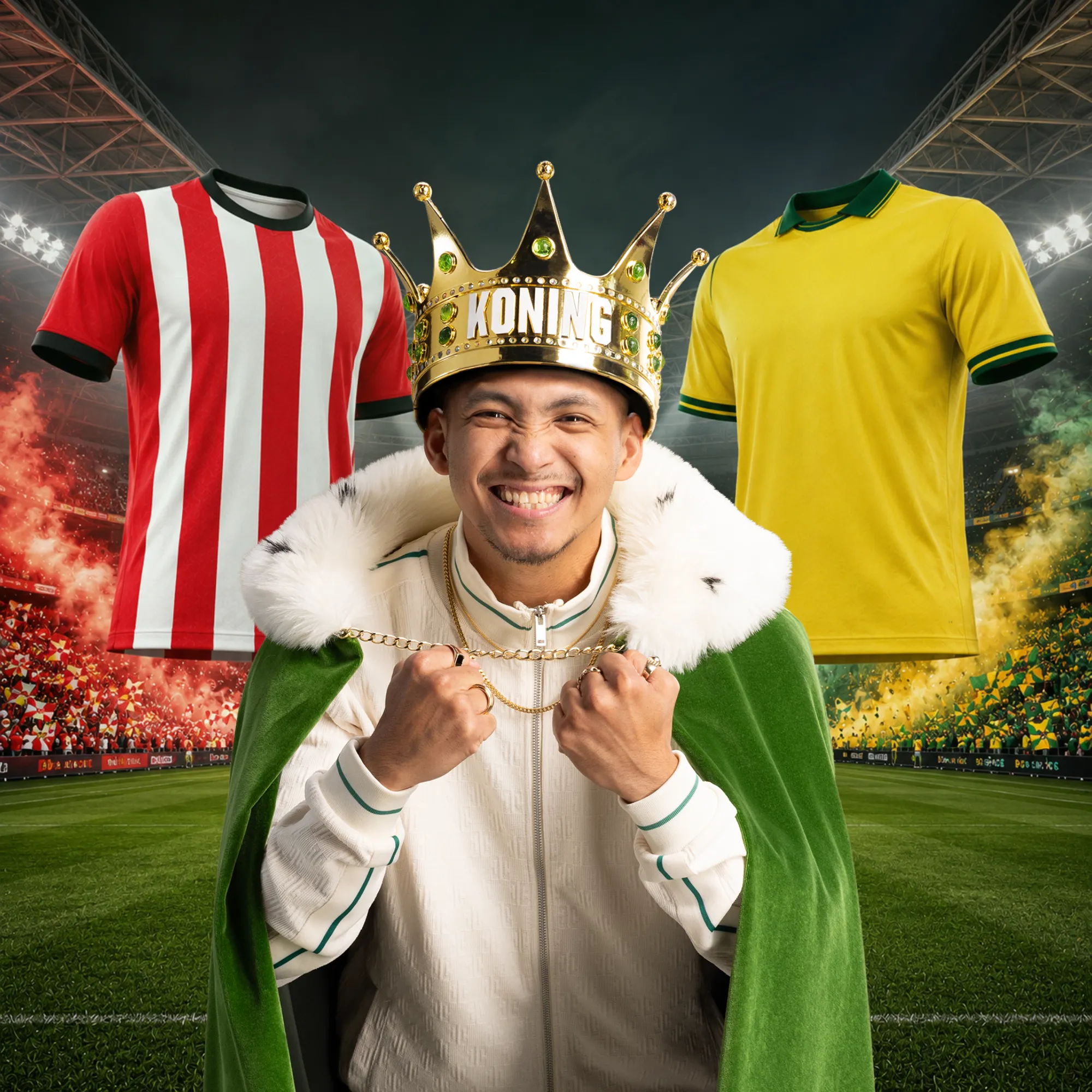 Man met kroon en groen koningsmantel tussen rood-wit en geel voetbalshirt op stadionveld